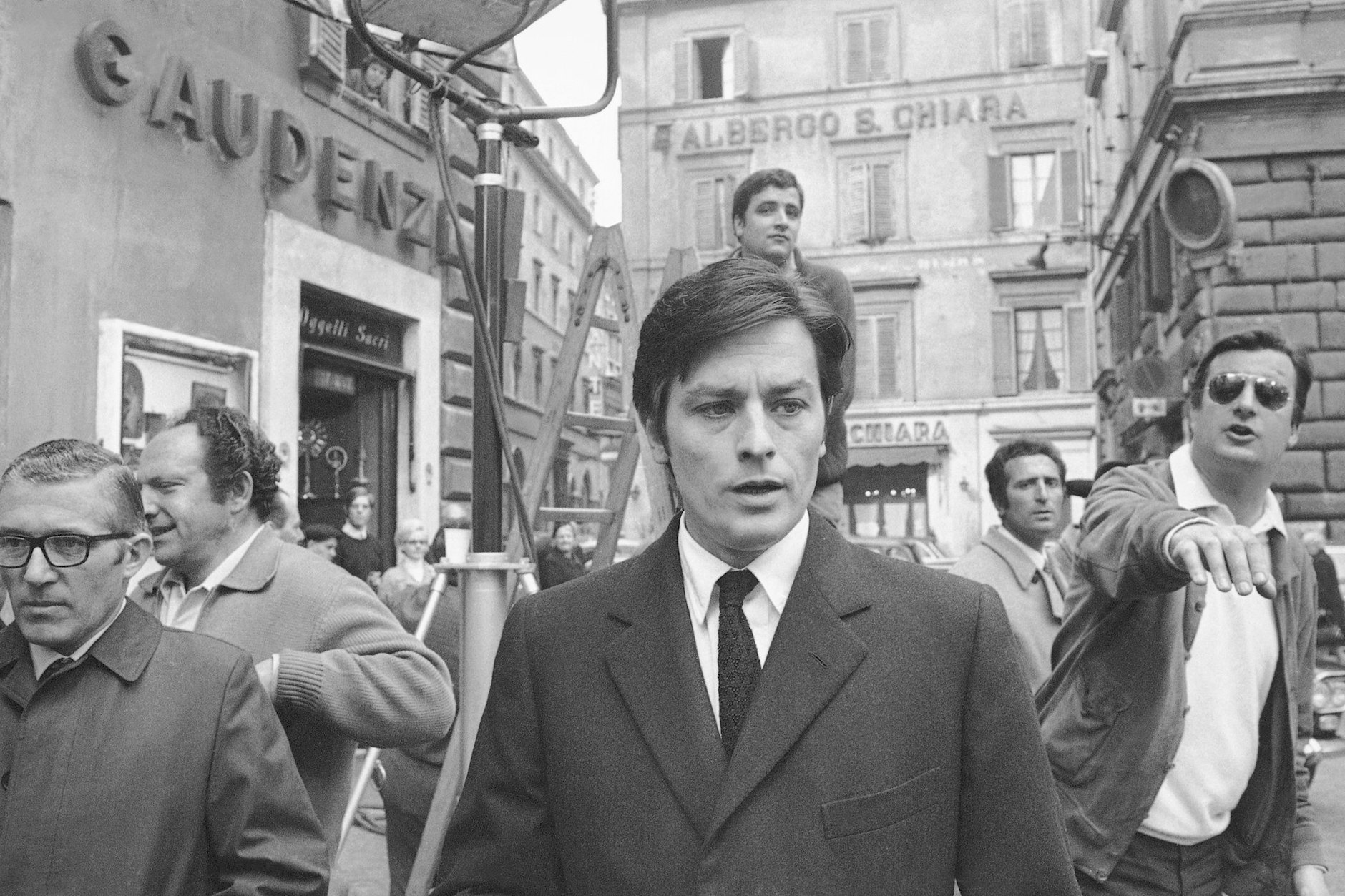Alain Delon verlässt 1969 während einer Drehpause im Zentrum von Rom kurz das Set des Films „Der Clan der Sizilianer“.