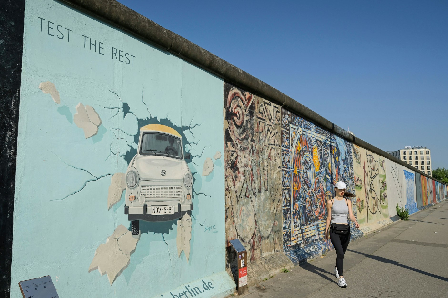 Nur einen kurzen Spaziergang vom DDR Museum entfernt finden Sie die East Side Gallery. Diese 1,3 km lange Open-Air-Galerie ist das längste noch erhaltene Stück der Berliner Mauer und wurde von Künstlern aus aller Welt bemalt. Die beeindruckenden Kunstwerke erzählen die Geschichte der Teilung und Wiedervereinigung Berlins.