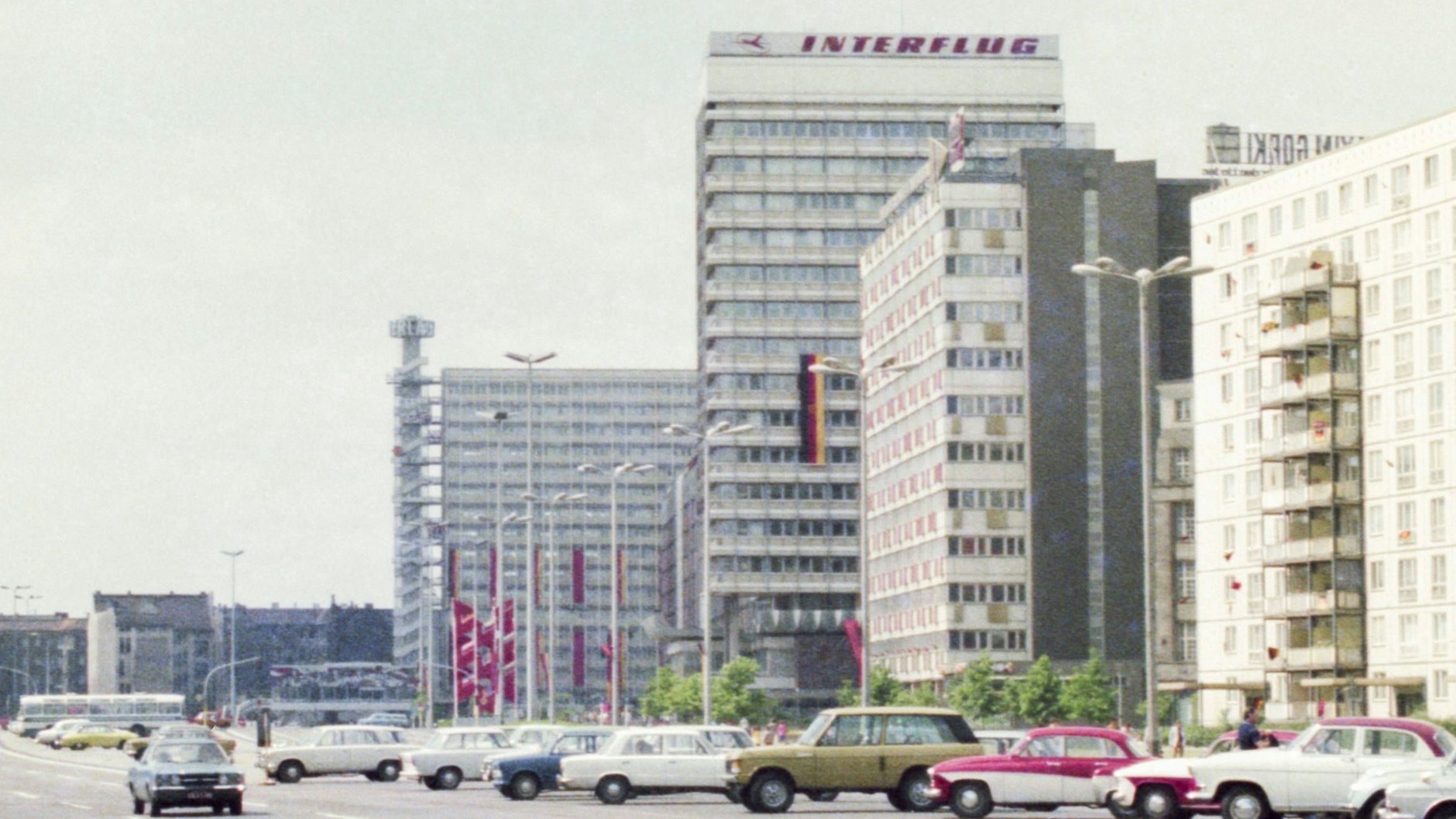 Die Aufnahme von 1974 zeigt das Haus der Statistik der DDR, wie es zu Ostzeiten war. Es steht genau vor dem Haus des Reisens, dahinter ist der Berliner Verlag zu erkennen.&nbsp;