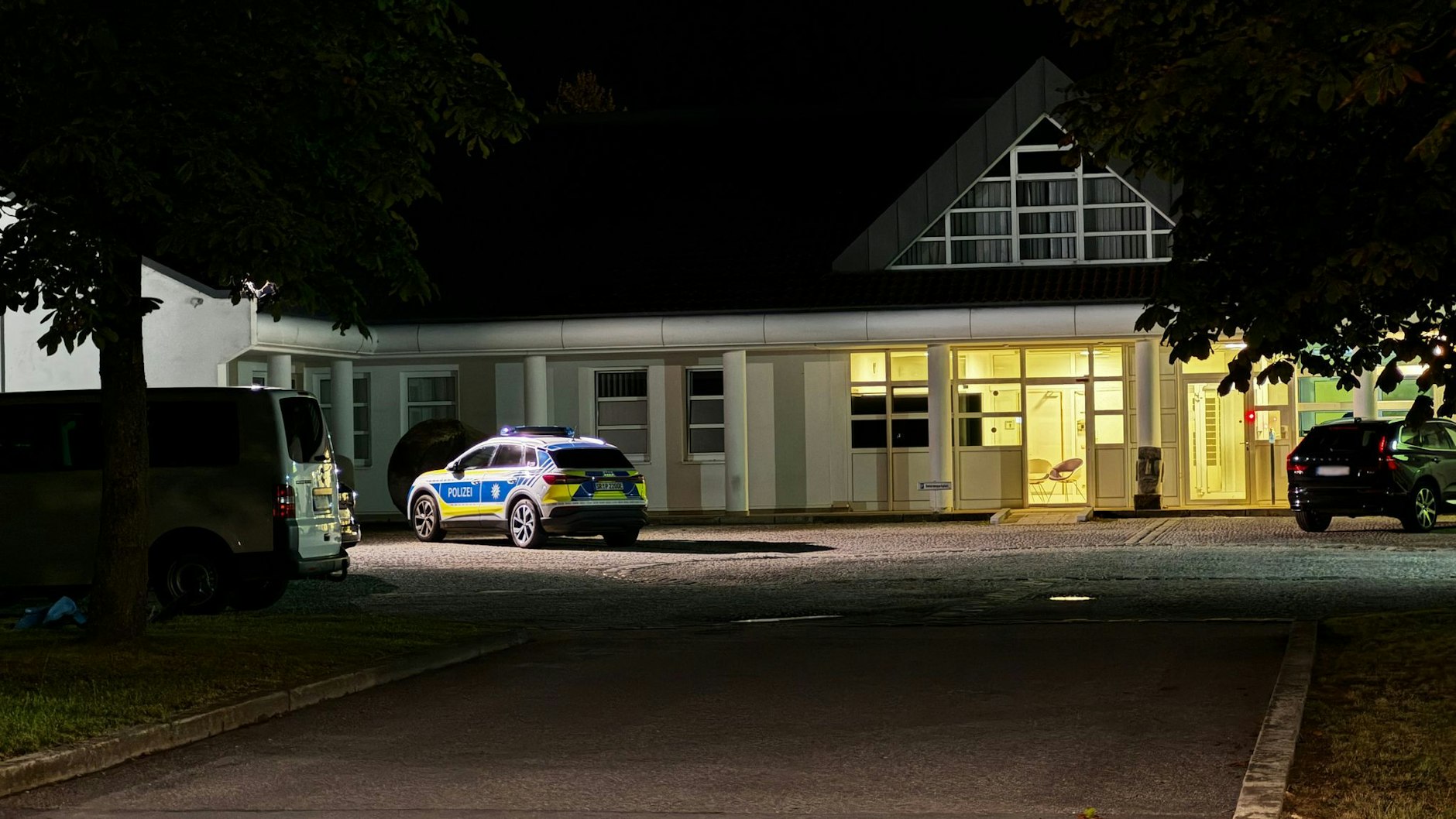 Ein Fahrzeug der Polizei steht vor dem Bezirkskrankenhaus Straubing. Vier Insassen sind am Abend im niederbayerischen Straubing aus einer geschlossenen Klinik entflohen.&nbsp;