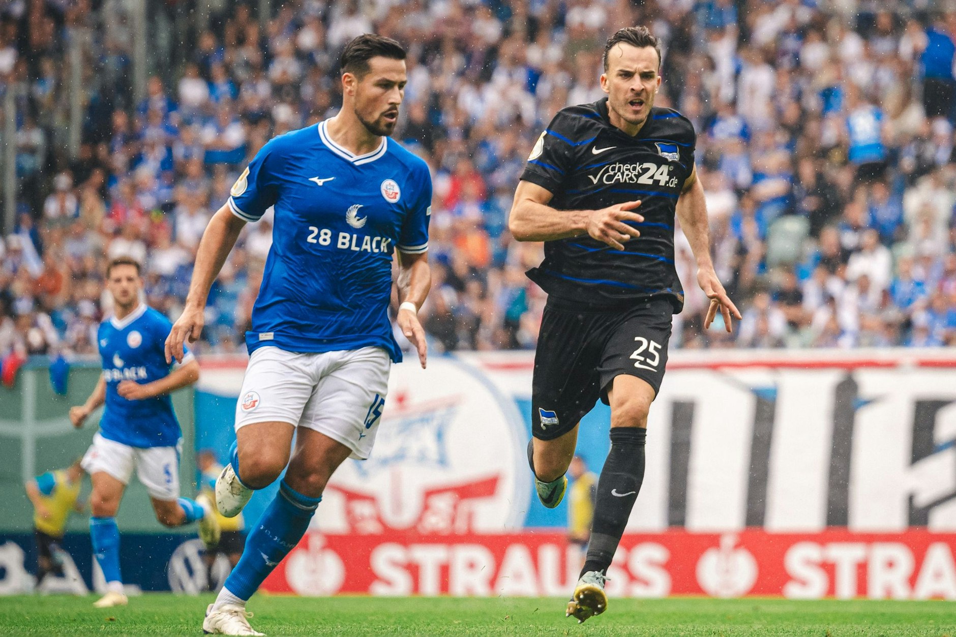 Herthas Stürmer Haris Tabakovic (r.) traf beim 5:1-Pokalsieg nur die Latte. Die Tore schossen andere.