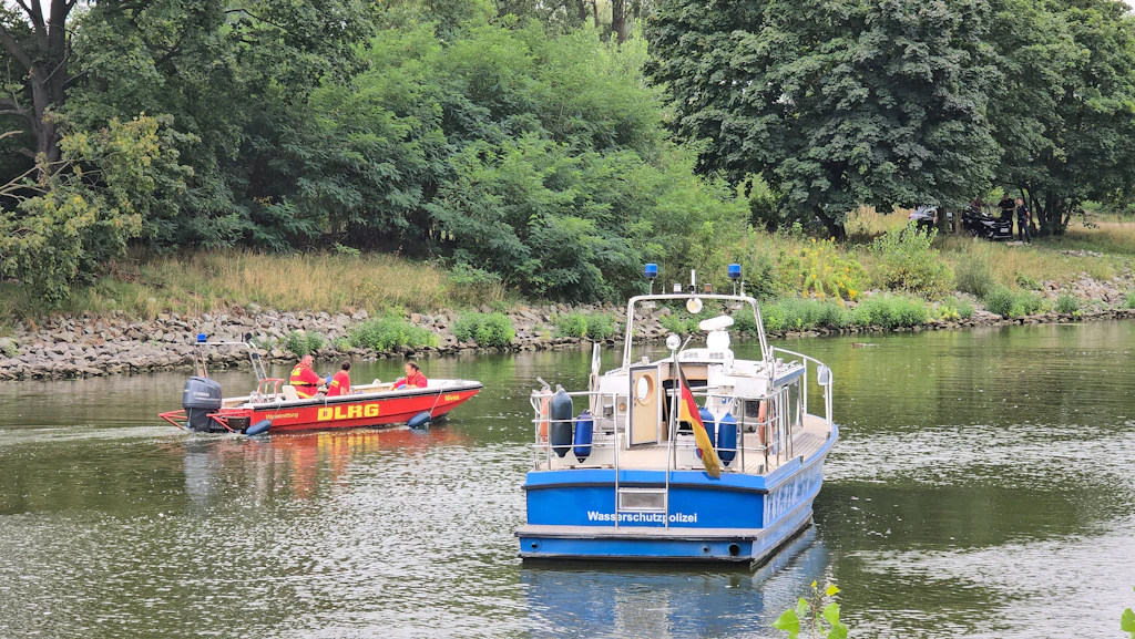 Grausiger Fund: Leiche ohne Kopf treibt in Brandenburger Kanal