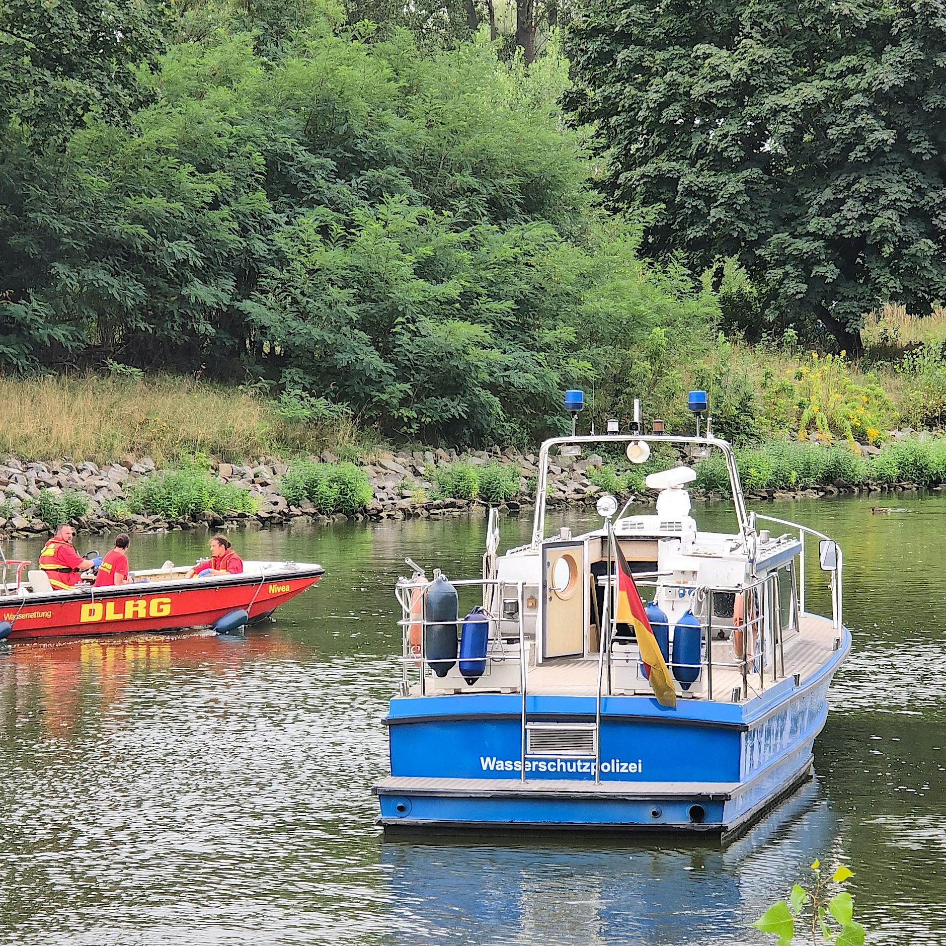 Grausiger Fund: Leiche ohne Kopf treibt in Brandenburger Kanal
