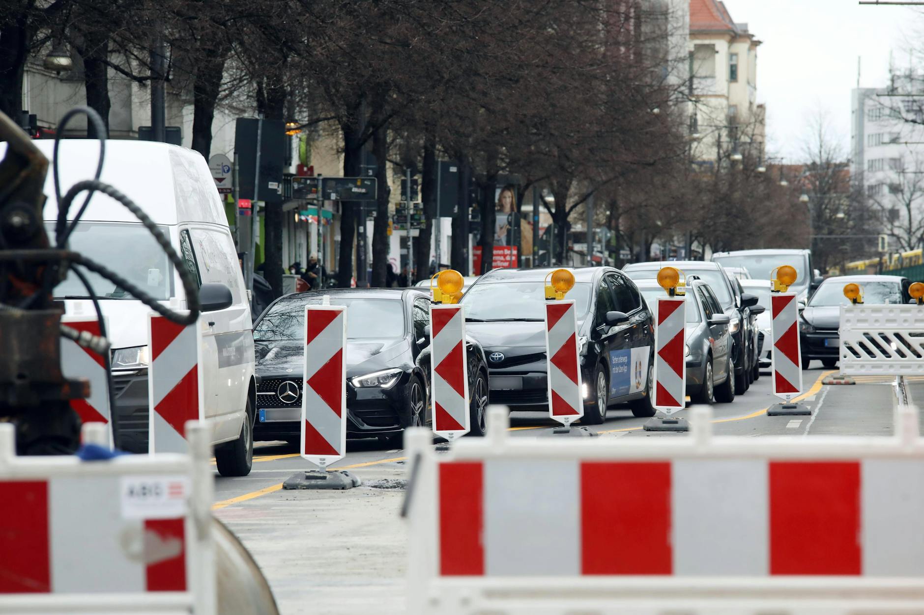 Die vielen Baustellen in Berlin führen zu nervigen Staus und zu Verkehrschaos.