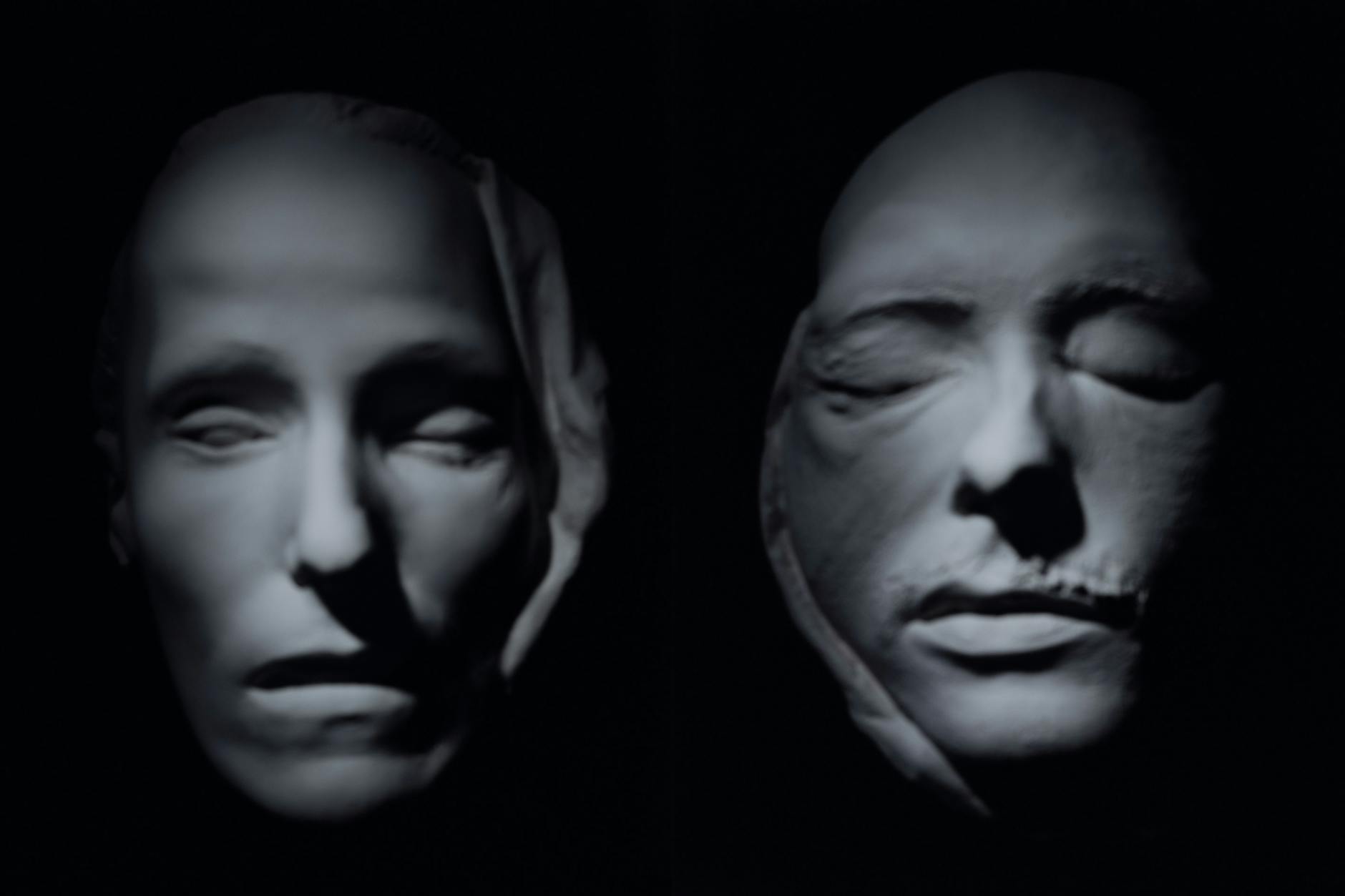 Andreas Mühes Fotografie der originalen Totenmasken der RAF-Terroristen Gudrun Ensslin (l.) und Jan-Carl Raspe aus dem Jahr 1977. 