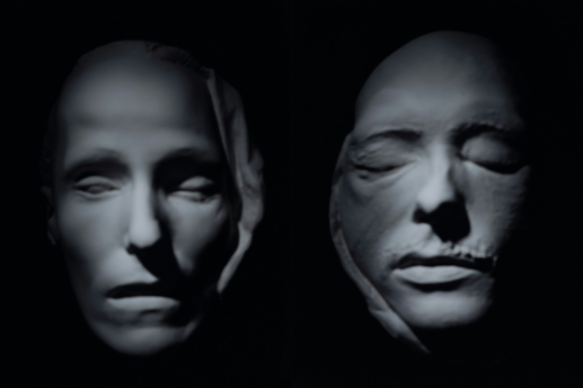 Andreas Mühes Fotografie der originalen Totenmasken der RAF-Terroristen Gudrun Ensslin (l.) und Jan-Carl Raspe aus dem Jahr 1977.&nbsp;