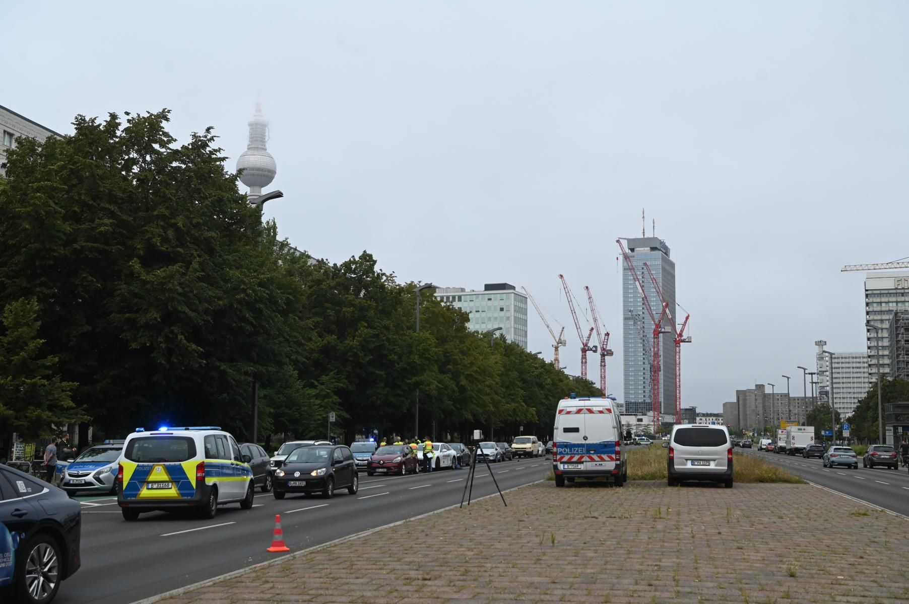 Tödlicher Unfall auf der Karl-Marx-Allee – Fußgänger von Auto überrollt