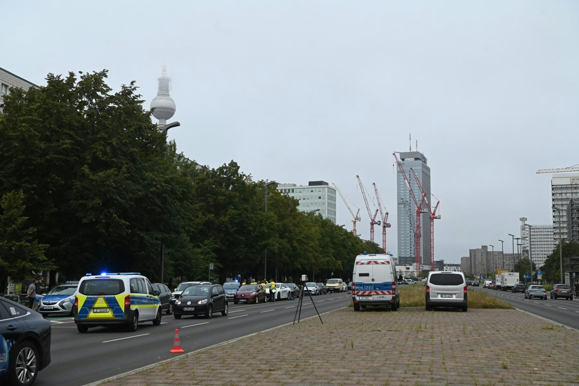 Gegen 5 Uhr ereignete sich ein schwerer Unfall auf der Karl-Marx-Allee, Höhe U-Bahnhof Schillingstraße, kurz vor dem Café Moskau.