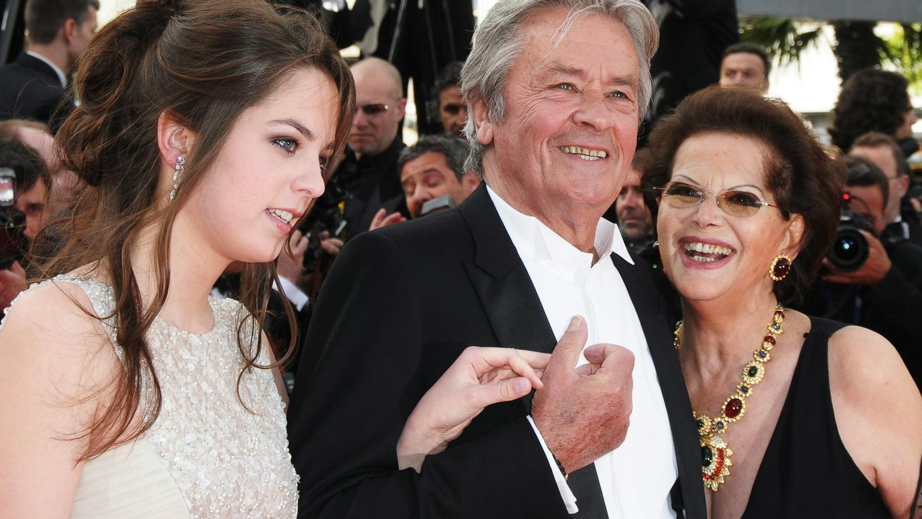 Alain Delon kommt mit Tochter Anouchka Delon und der italienischen Schauspielerin Claudia Cardinale bei den Filmfestspielen in Cannes (2010)