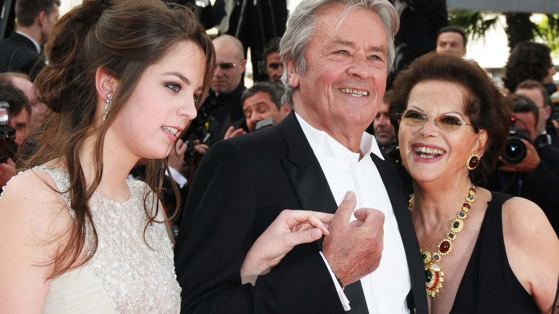 Alain Delon kommt mit Tochter Anouchka Delon und der italienischen Schauspielerin Claudia Cardinale bei den Filmfestspielen in Cannes (2010)