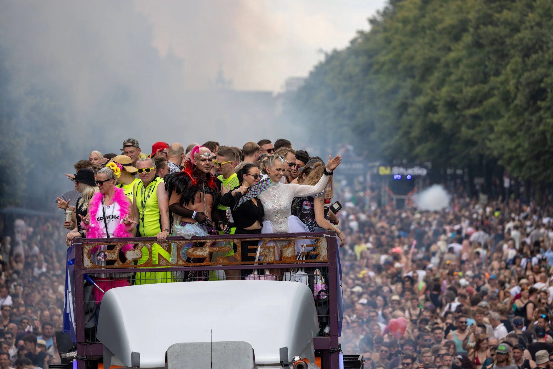 Zehntausende Menschen feiern in Berlin bei der diesjährigen Technoparade "Rave the Planet".