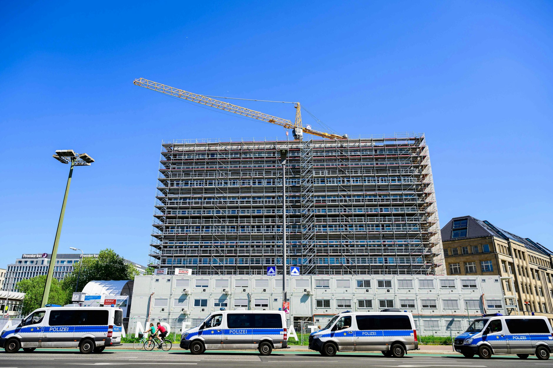 Schmuck ist anders: Das eingerüstete Haus der Statistik der DDR in Berlin-Mitte gleicht einer Ruine.