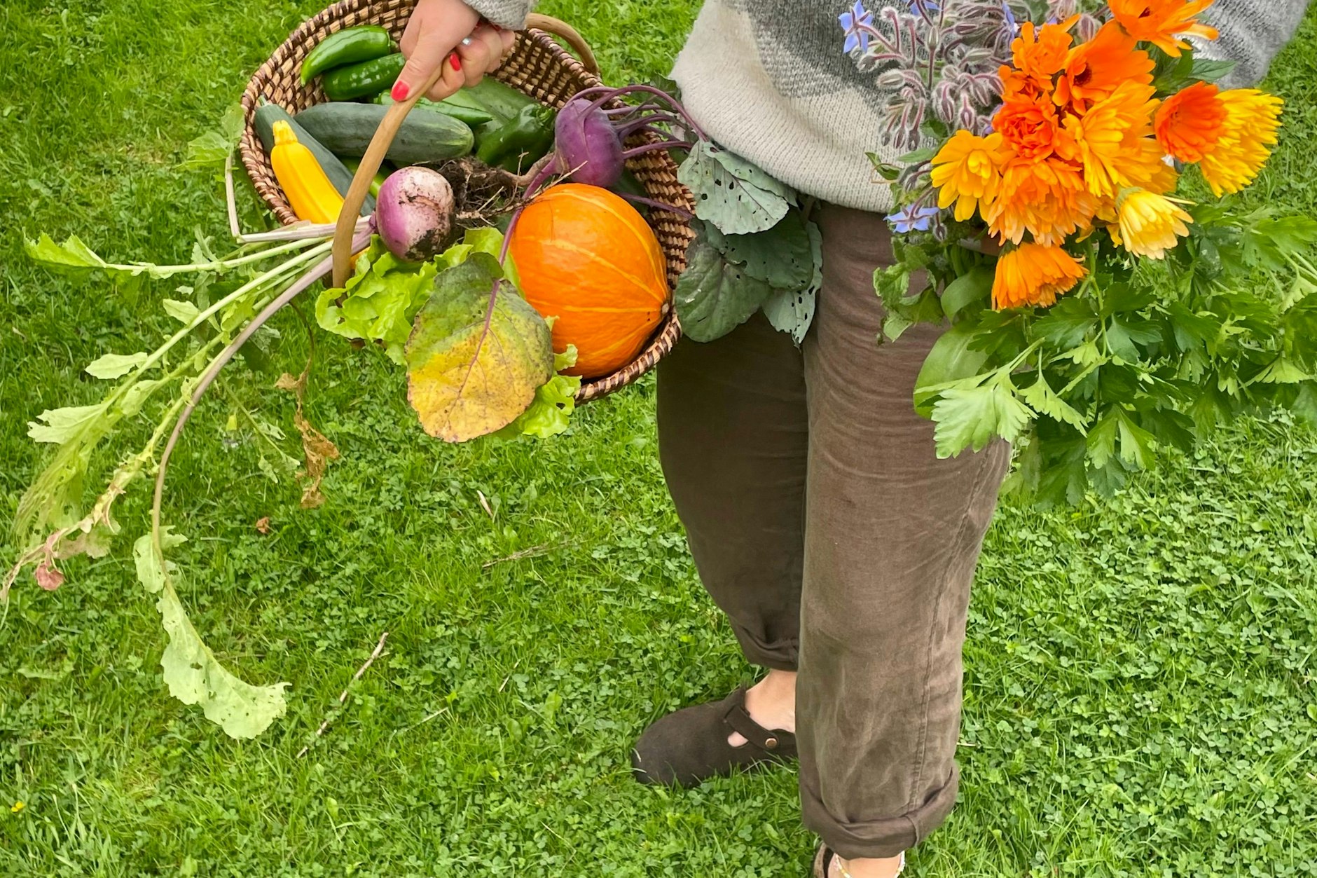 Der Küchengarten meiner Eltern ist ein wahres Paradies – zwischen üppigen Beeten mit Rüben, Lauch, Zucchini und prallen Tomaten leuchten die ersten Kürbisse in sattem Orange. Die Erntezeit ist ein Fest für die Sinne, und jeder Gang durch die Beete lässt die Vorfreude auf die köstlichen Gerichte wachsen, die daraus entstehen werden. 