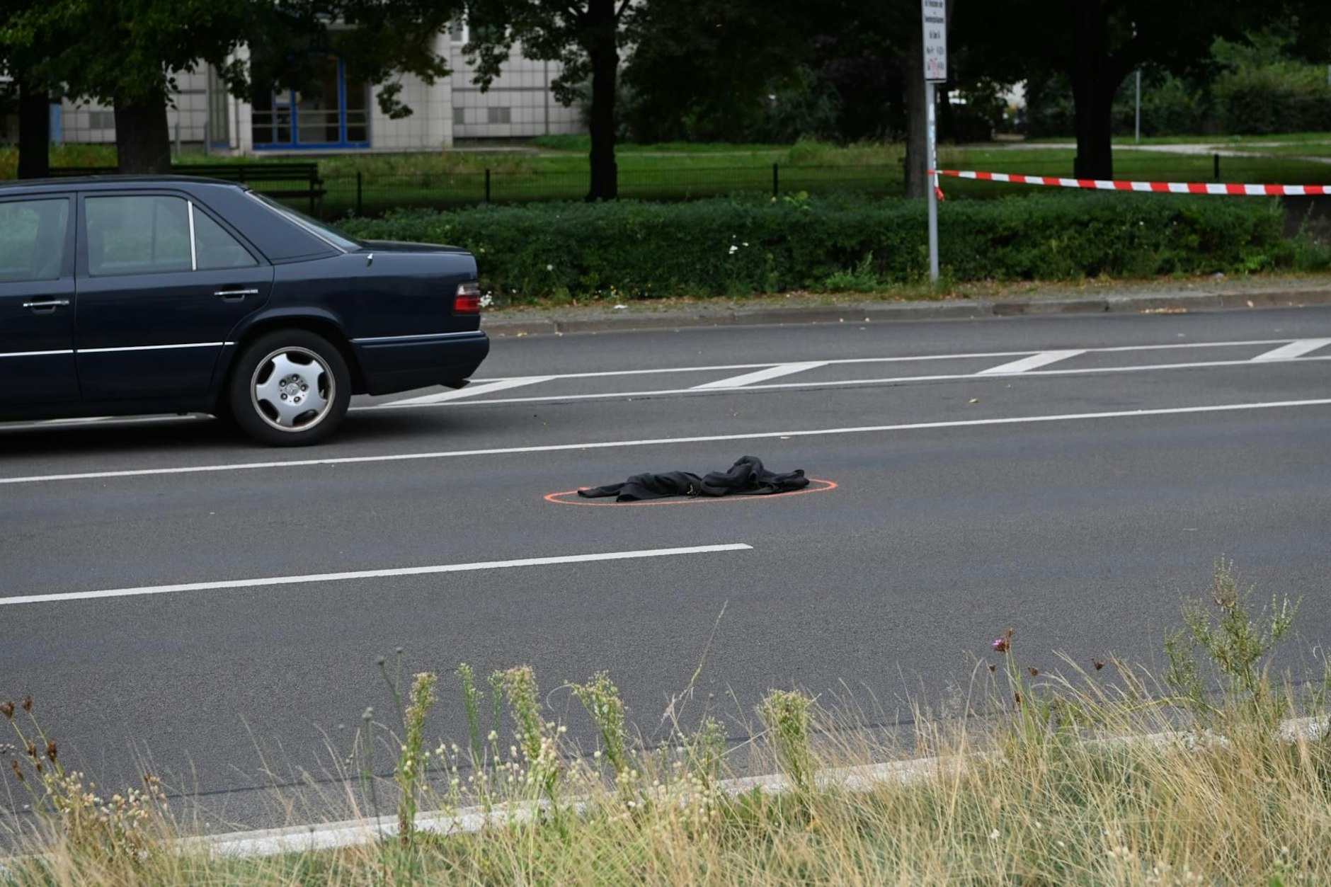 Tödlicher Unfall auf der Karl-Marx-Allee in Berlin-Mitte: Ein Fußgänger wurde von einem Auto erfasst und überrollt