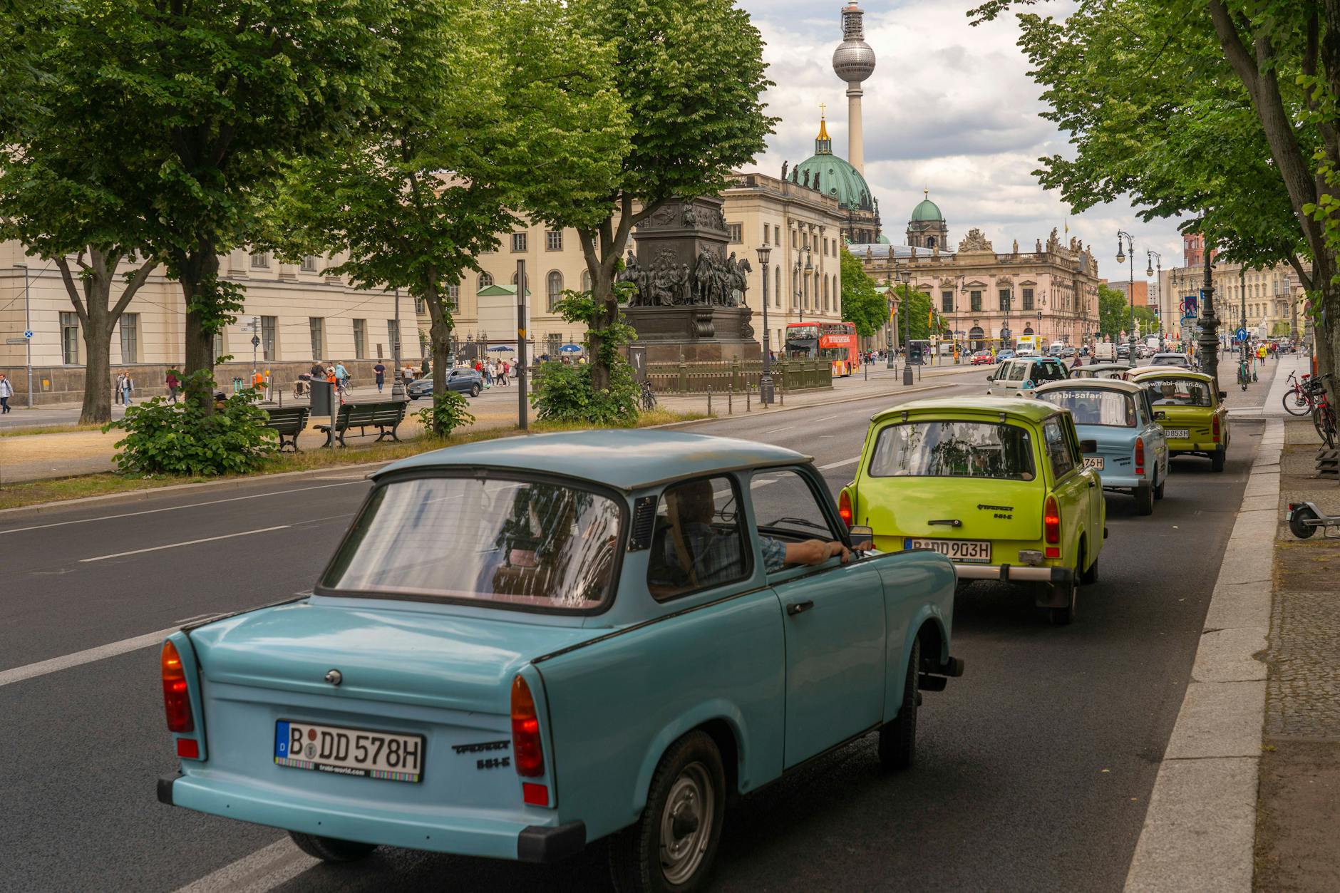 Trabi-Safari für Touristen durch das Berliner Zentrum, hier auf der Straße Unter den Linden. Im Hintergrund der Berliner Fernsehturm.