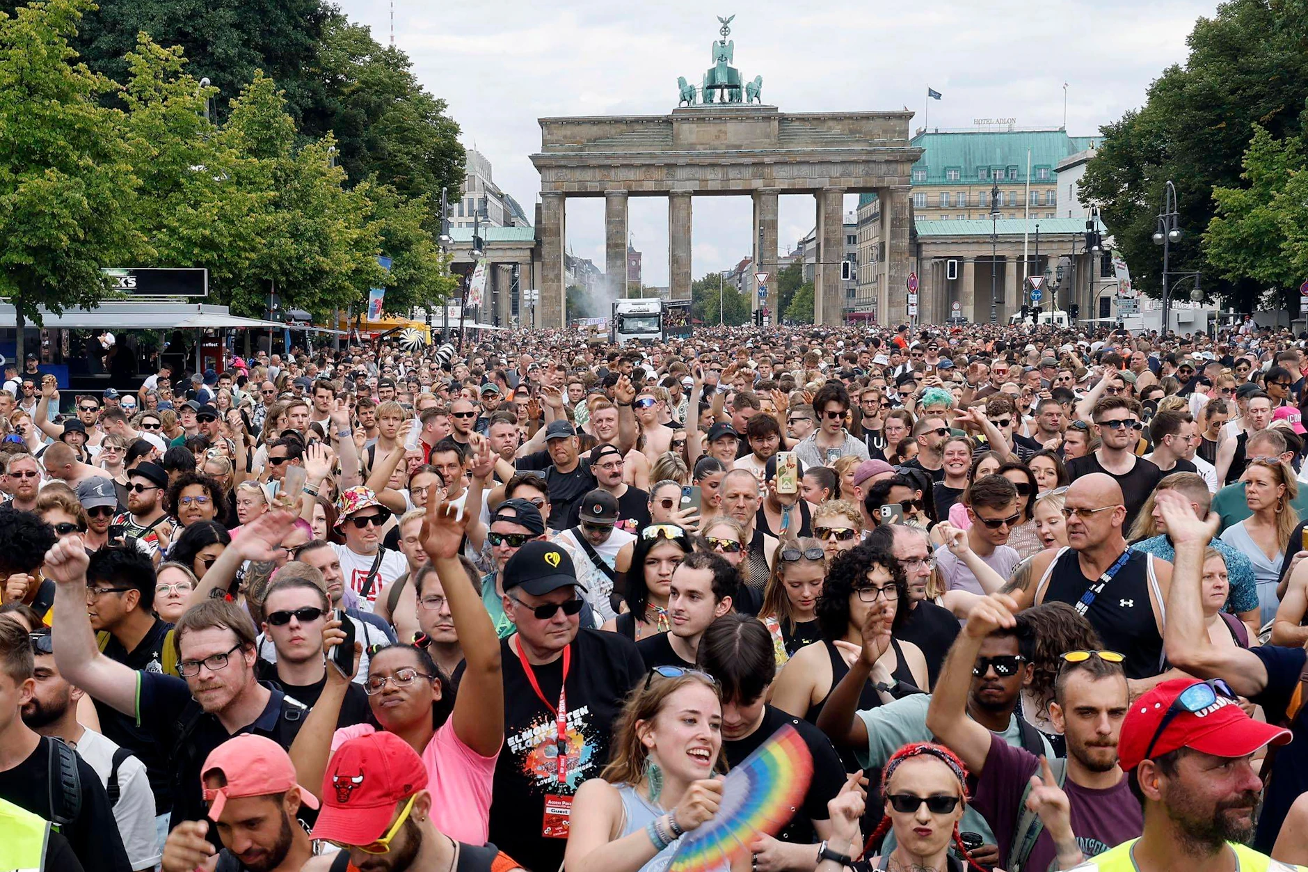 Bei der Technoparade «Rave The Planet» in Berlin hat es nach Angaben des zuständigen Sanitätsdienstes rund 600 Rettungseinsätze gegeben.