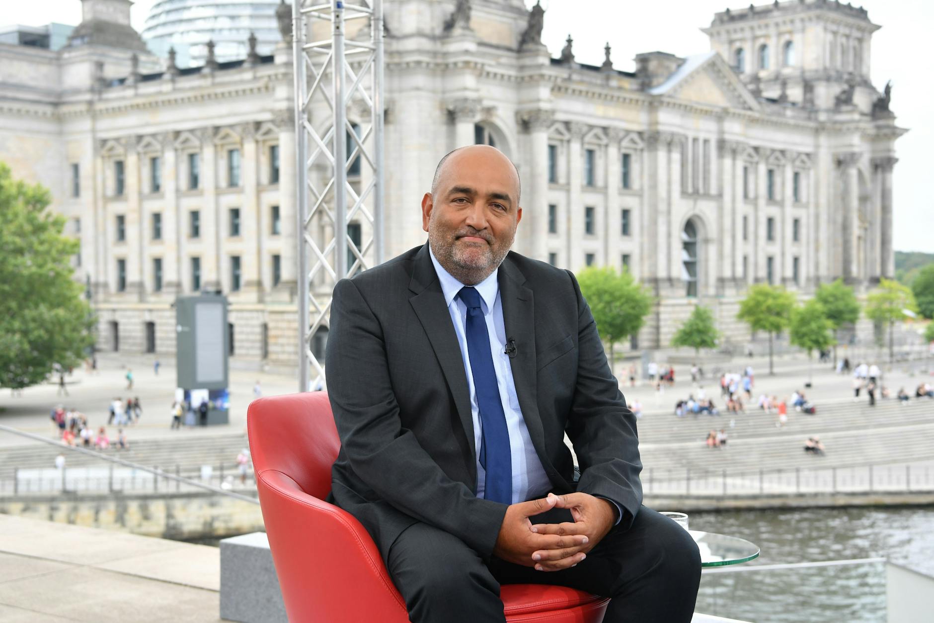 Omid Nouripour, Bundesvorsitzender von Bündnis 90/Die Grünen, sitzt zu Beginn des ARD-Sommerinterviews vor dem Reichstag.
