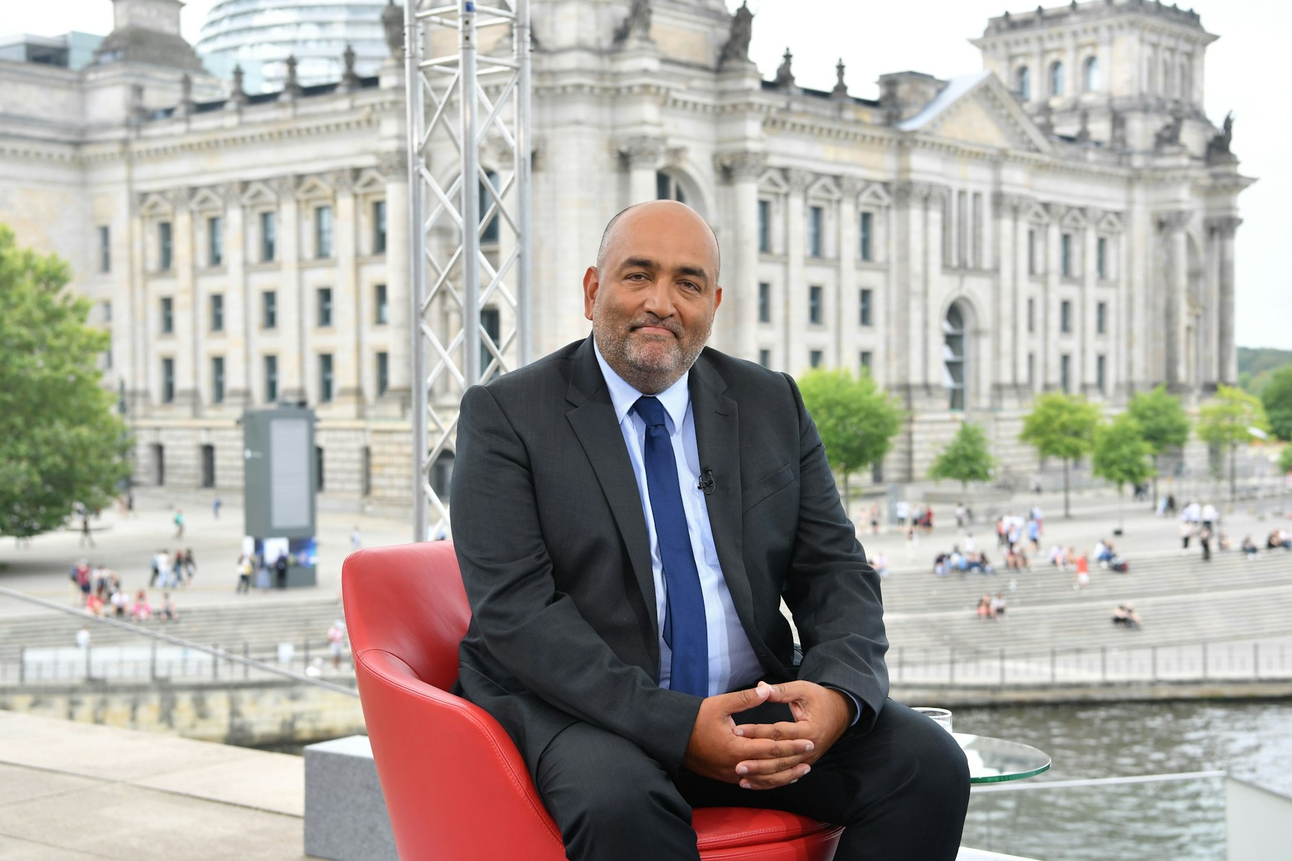 Omid Nouripour, Bundesvorsitzender von Bündnis 90/Die Grünen, sitzt zu Beginn des ARD-Sommerinterviews vor dem&nbsp;Reichstag.