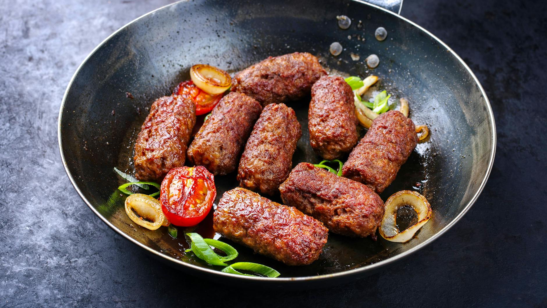 Probieren Sie das Rezept für Cevapcici mit Krautsalat gleich mal aus.