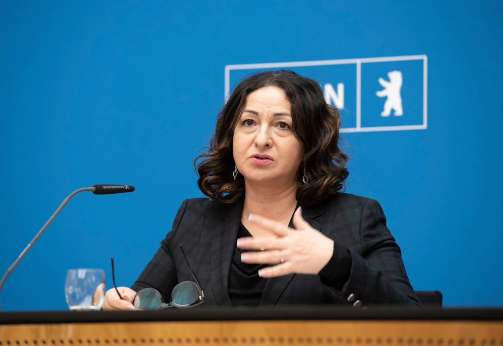 Skandal um Berlins Ex-Senatorin Kalayci: Ließ sie sich die Hochzeitsfeier sponsern und trat deswegen nicht mehr an?