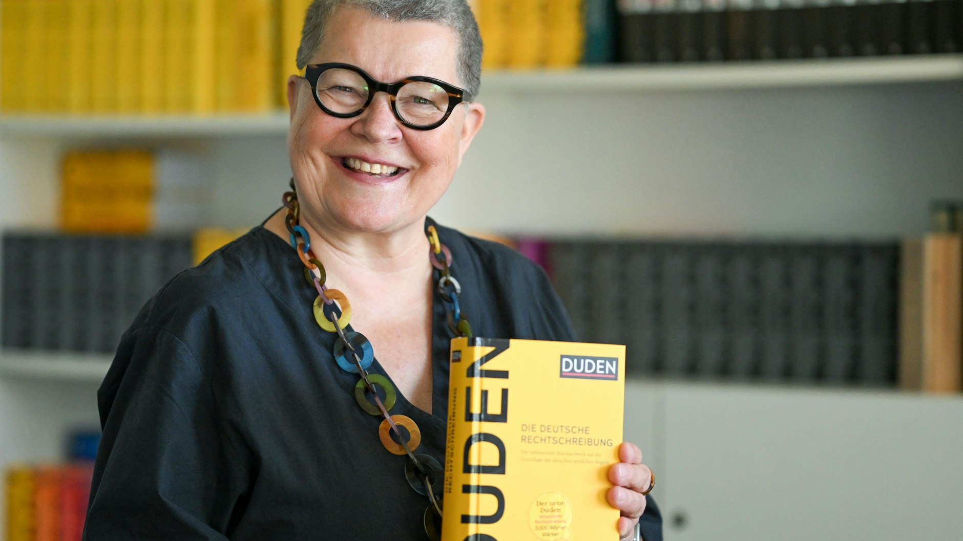 Chefredakteurin Kathrin Kunkel-Razum zeigt den neuen Duden des Jahres 2024, in den es 3000 neue Worte geschafft haben.  