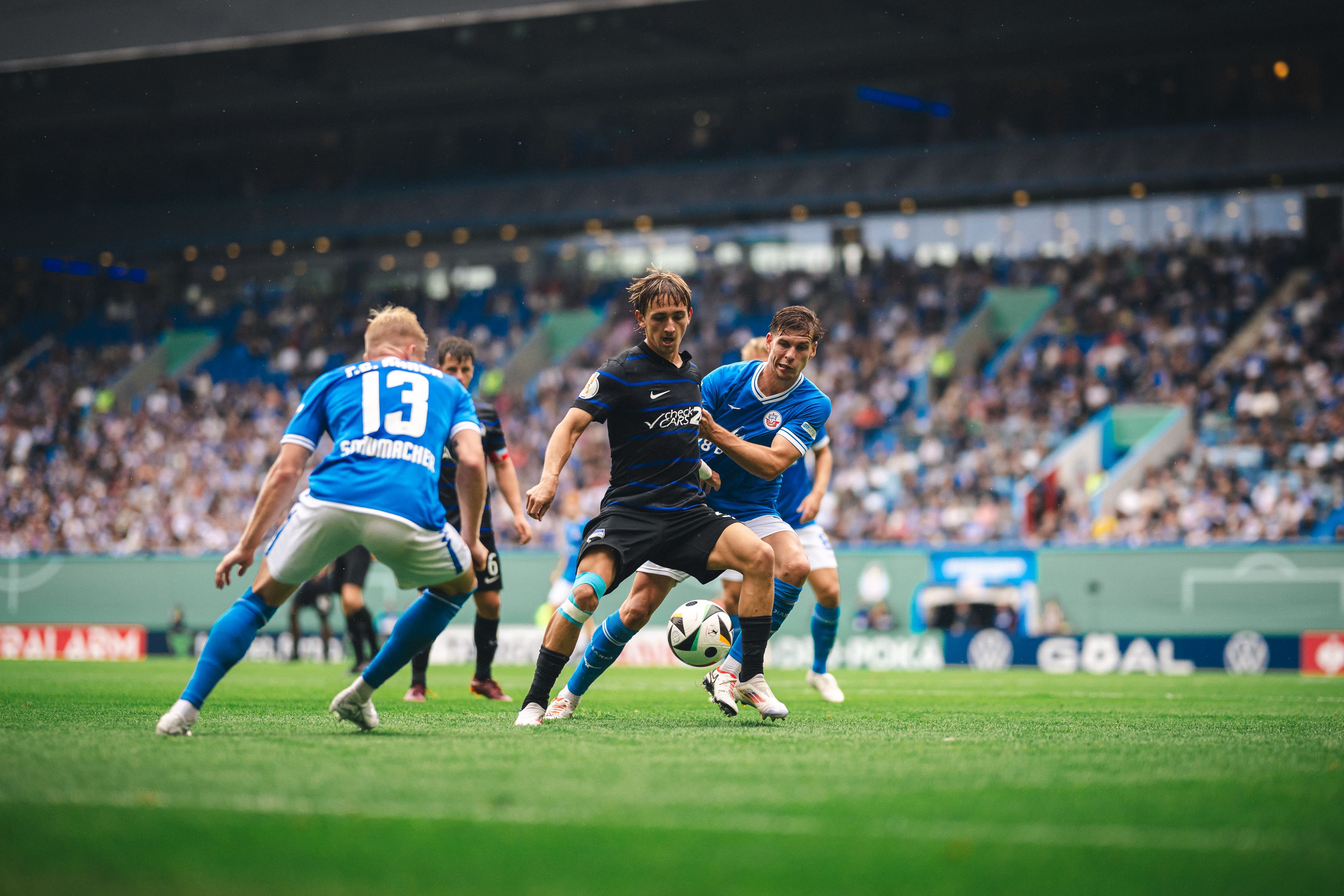 Hertha BSC: Karbownik schneidet Travolta-Zopf ab und wird Disco-König