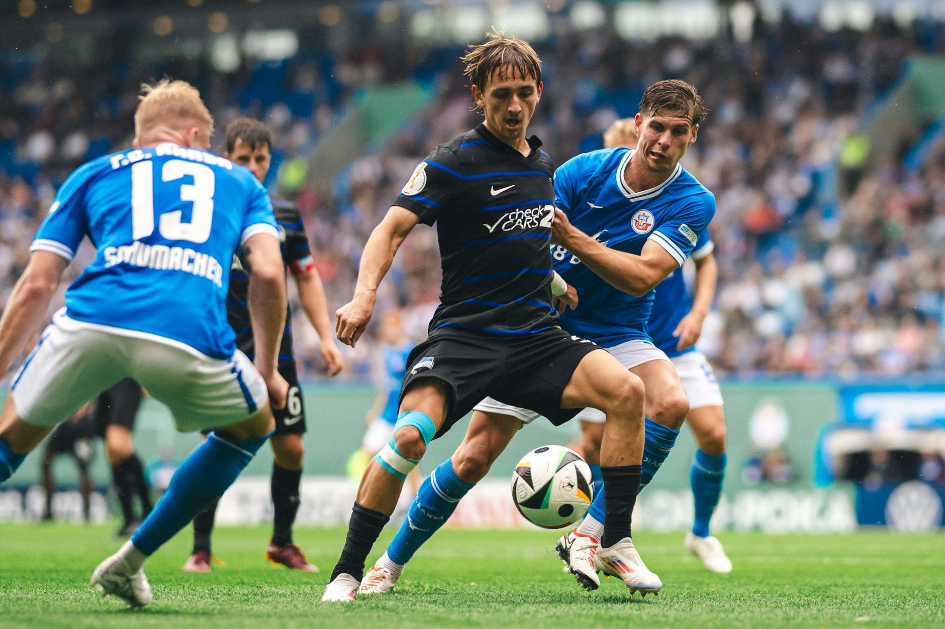 Neuer Spieler bei Hertha BSC? Nein, das ist Michal Karbownik, der seinen Zopf abgeschnitten hat und auf der Disco-Frisur-Welle reitet.