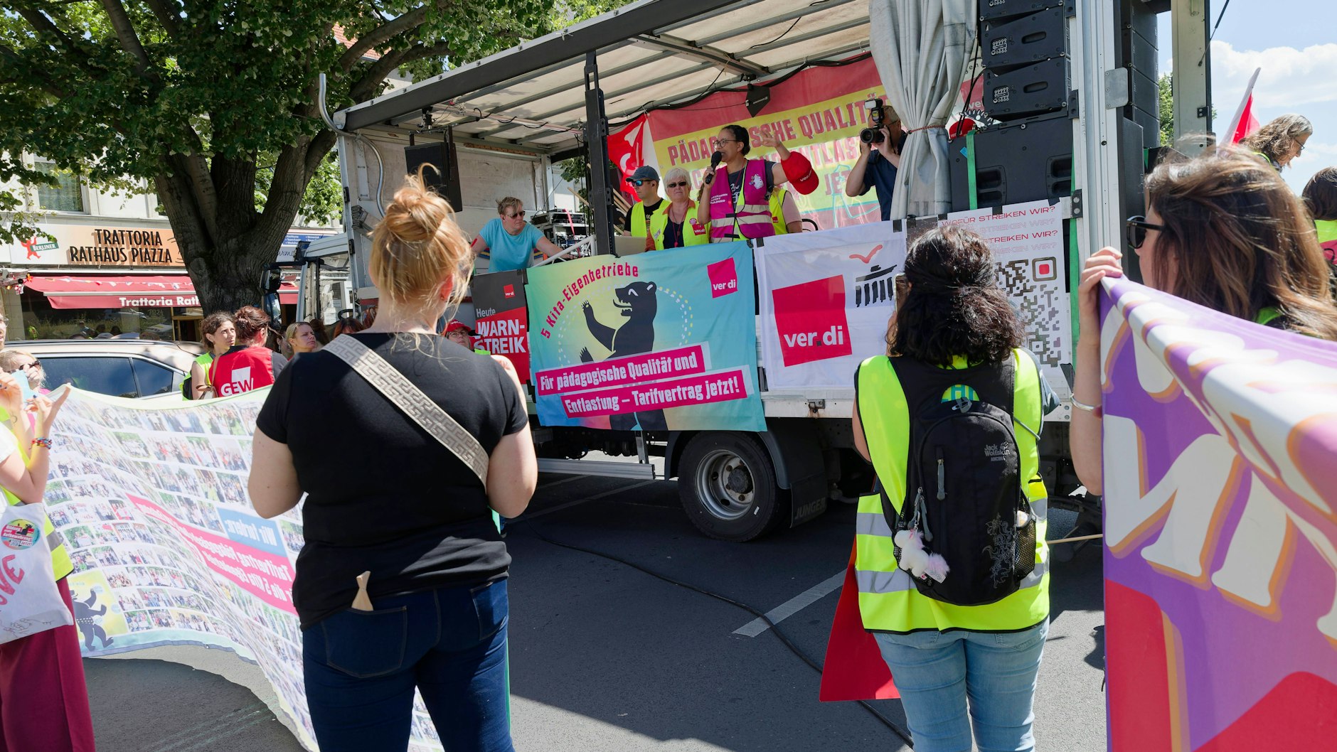 Kita-Streik-Woche im Juli: Erzieher demonstrieren hier in Charlottenburg.