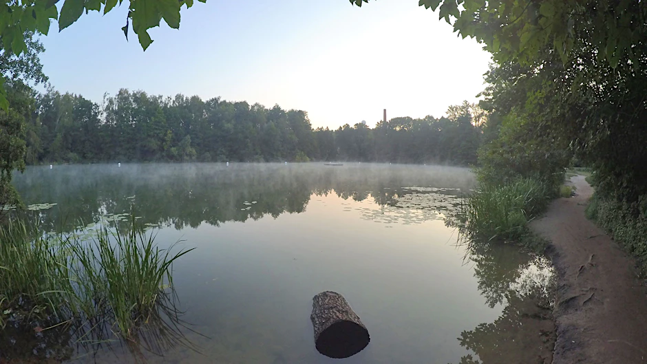 Bodennebel liegt am frühen Morgen über dem Teufelssee.&nbsp;