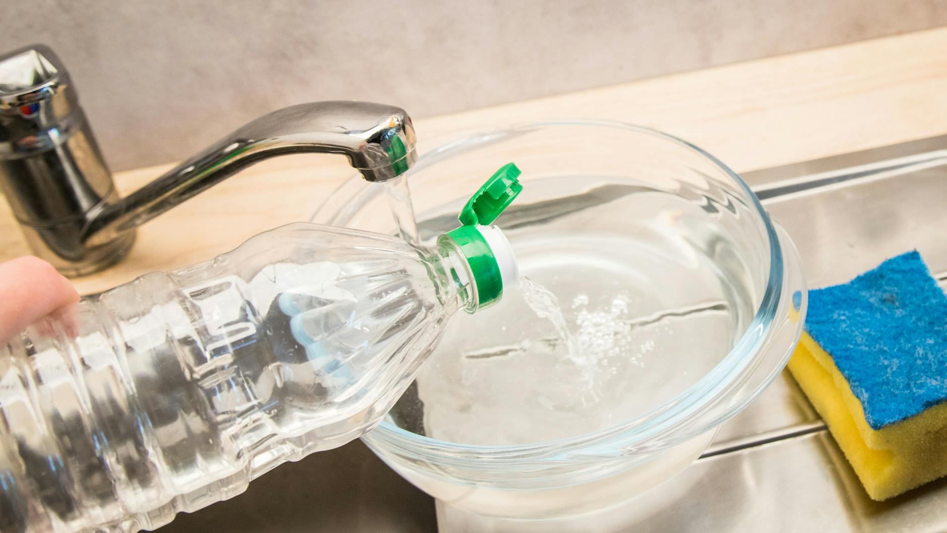 Hartnäckiger Schmutz in der Mikrowelle? Einfach eine mikrowellengeeignete Schale mit Wasser befüllen und einen Schuss Essigessenz hinzugeben.