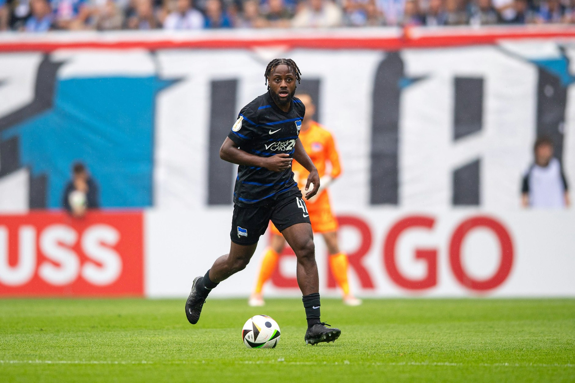 Deyo Zeefuik hat es in Herthas Startelf geschafft und brillierte beim 5:1-Pokalsieg in Rostock mit einem Traumpass auf Torschützen Maza.