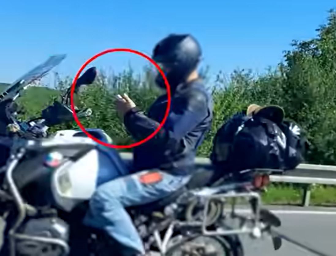 Bei 120 km/h: Motorradfahrer hat Hände am Handy statt am Lenker!