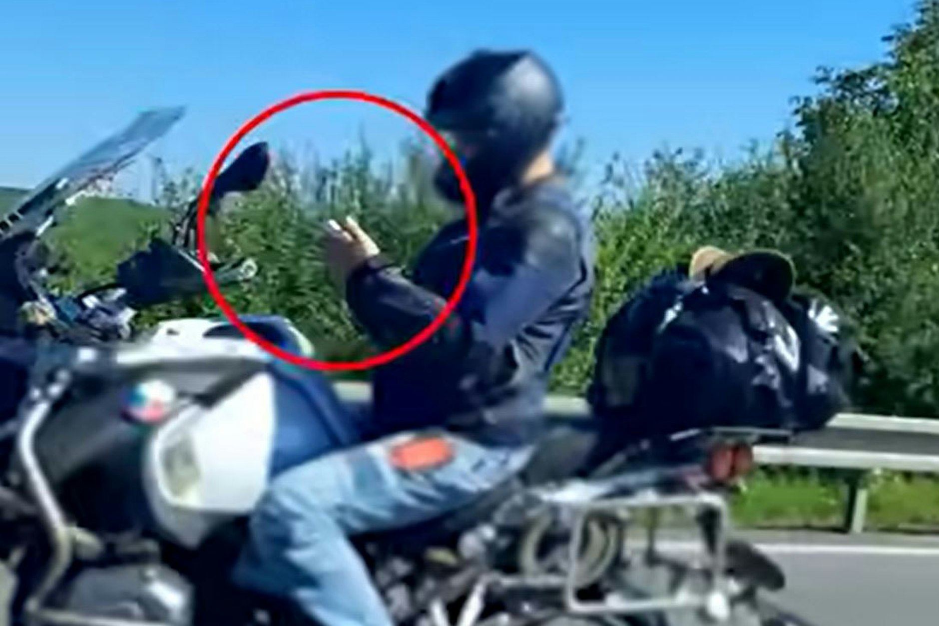 Unfassbar: Der Motorradfahrer starrt bei 120 km/h auf sein Handy statt auf die Straße.