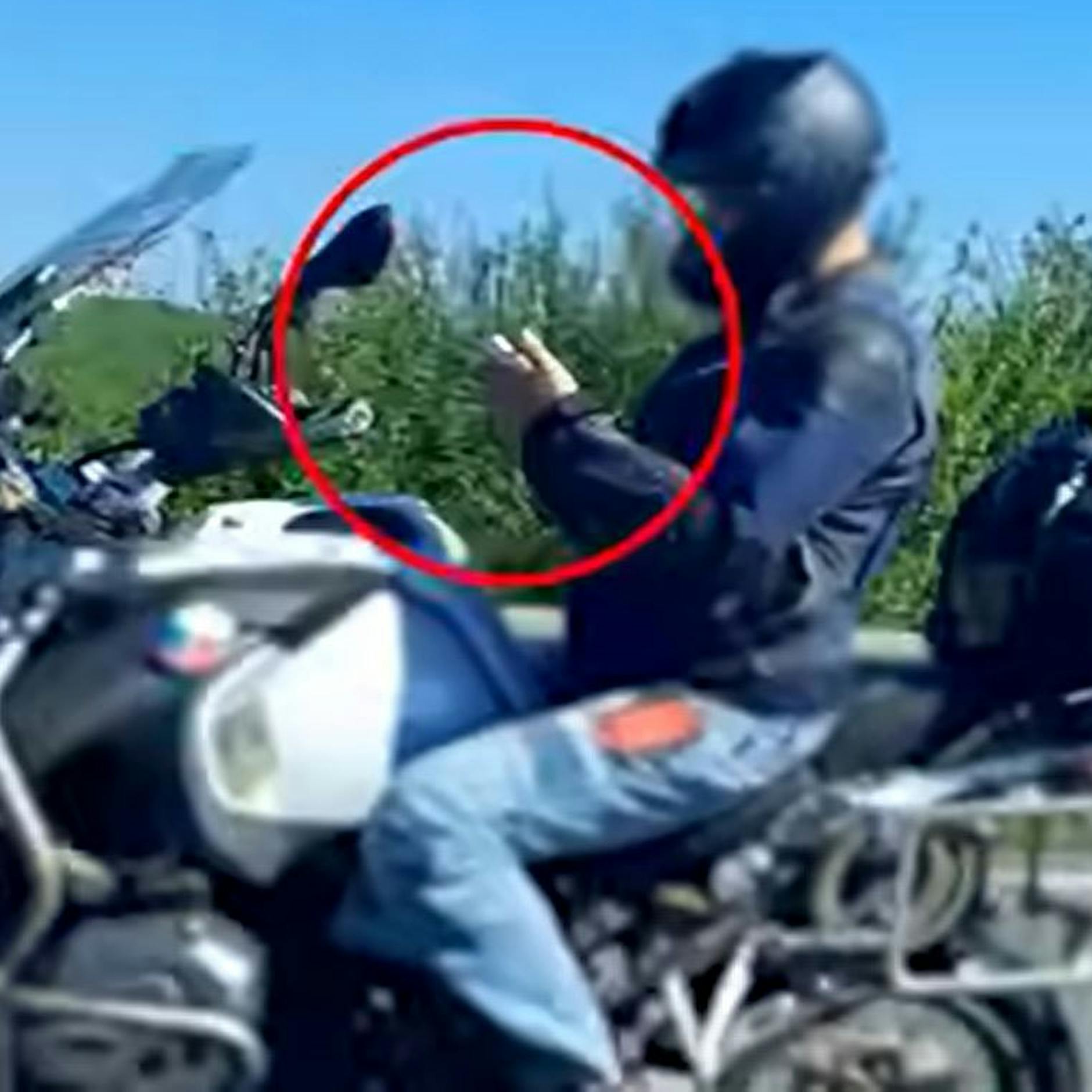 Bei 120 km/h: Motorradfahrer hat Hände am Handy statt am Lenker!