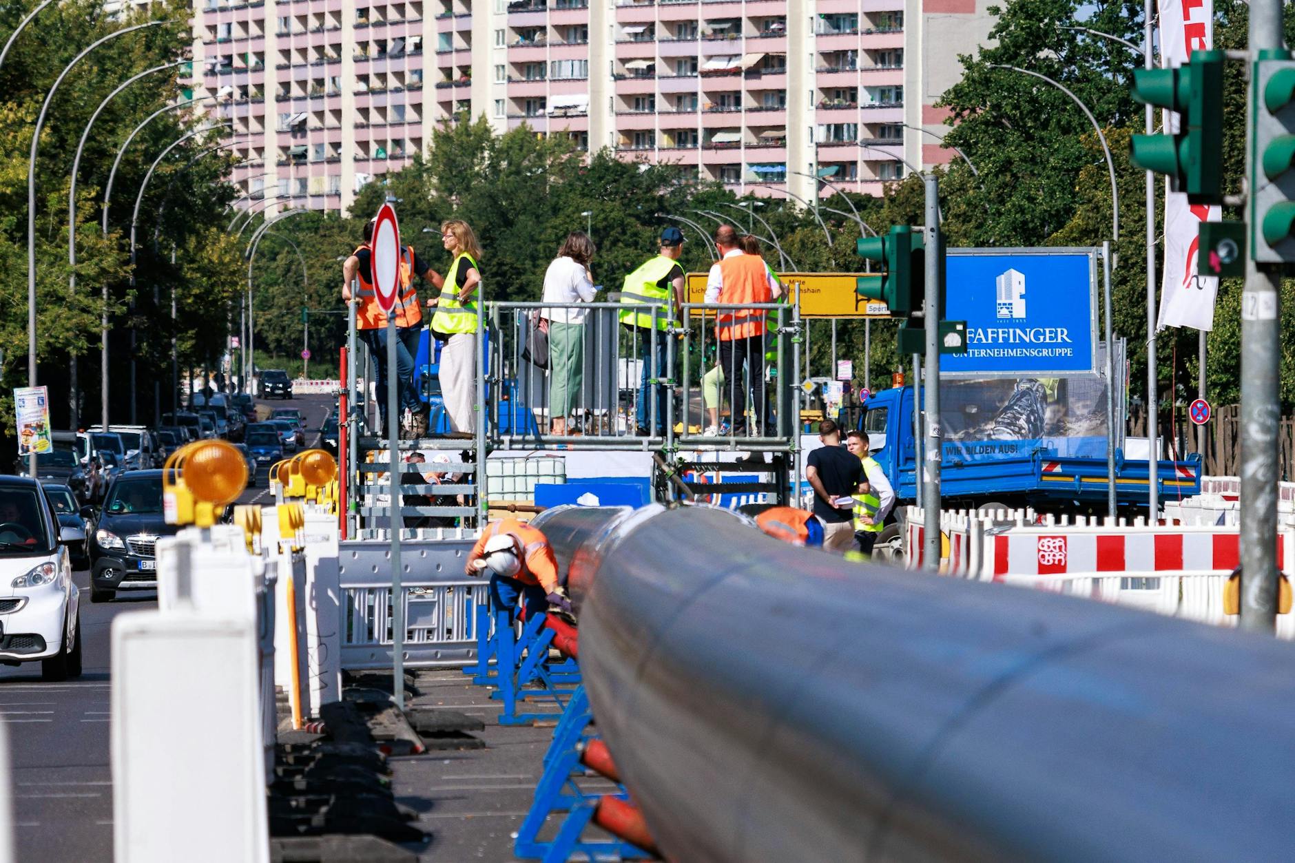 Staugefahr: An der Landsberger Allee gibt es einen Wasserrohrbruch. Unweit der Stelle wechseln die Belriner Wasserbetriebe gerade einen 430 Meter langen Abwasserdruckleitungs-Rohrstrang aus.