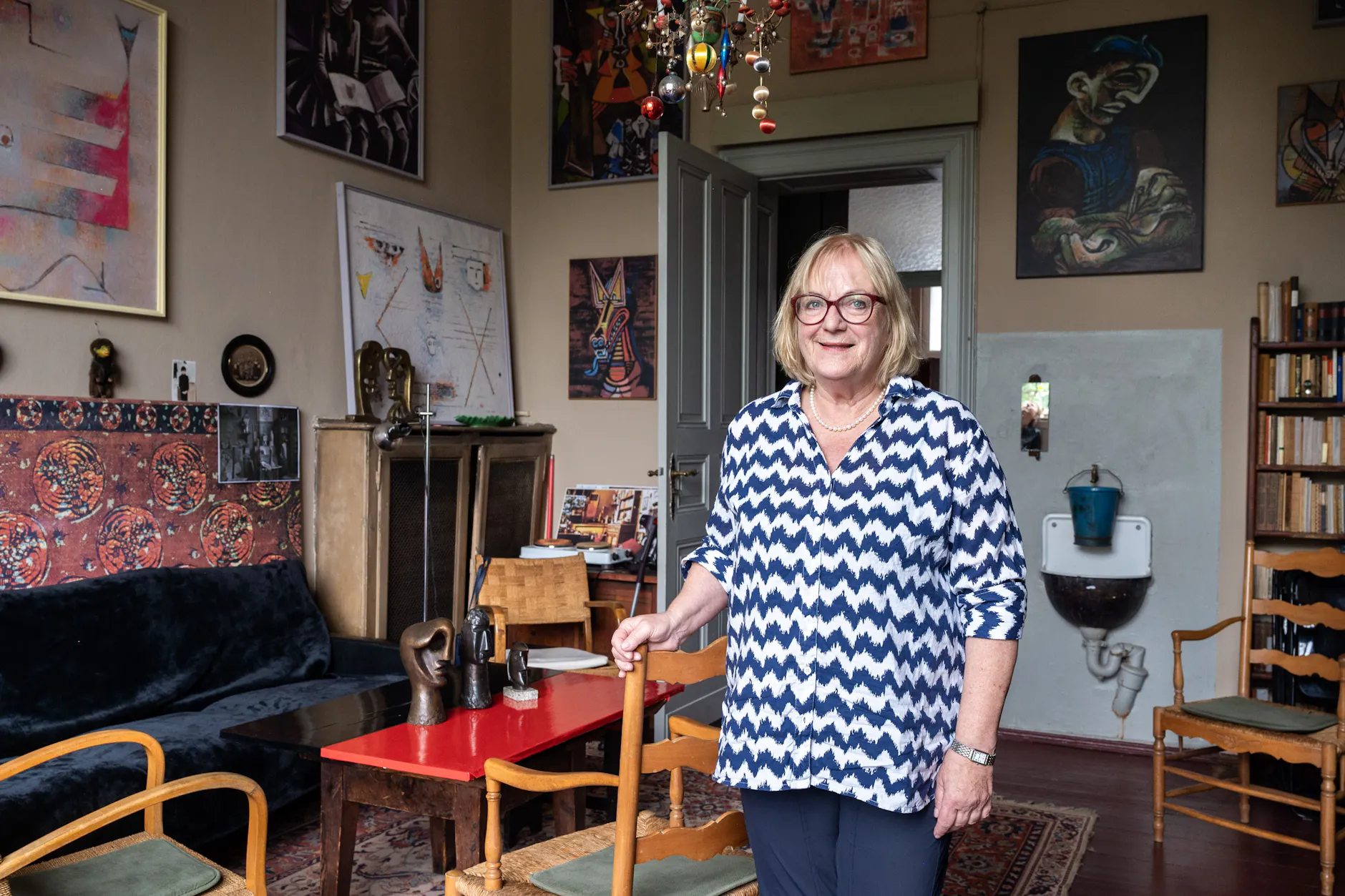 Die Kunsthistorikerin Martina Weinland im Atelier von Jeanne Mammen (1890–1976) im Dachgeschoss des Hauses Kudamm 29