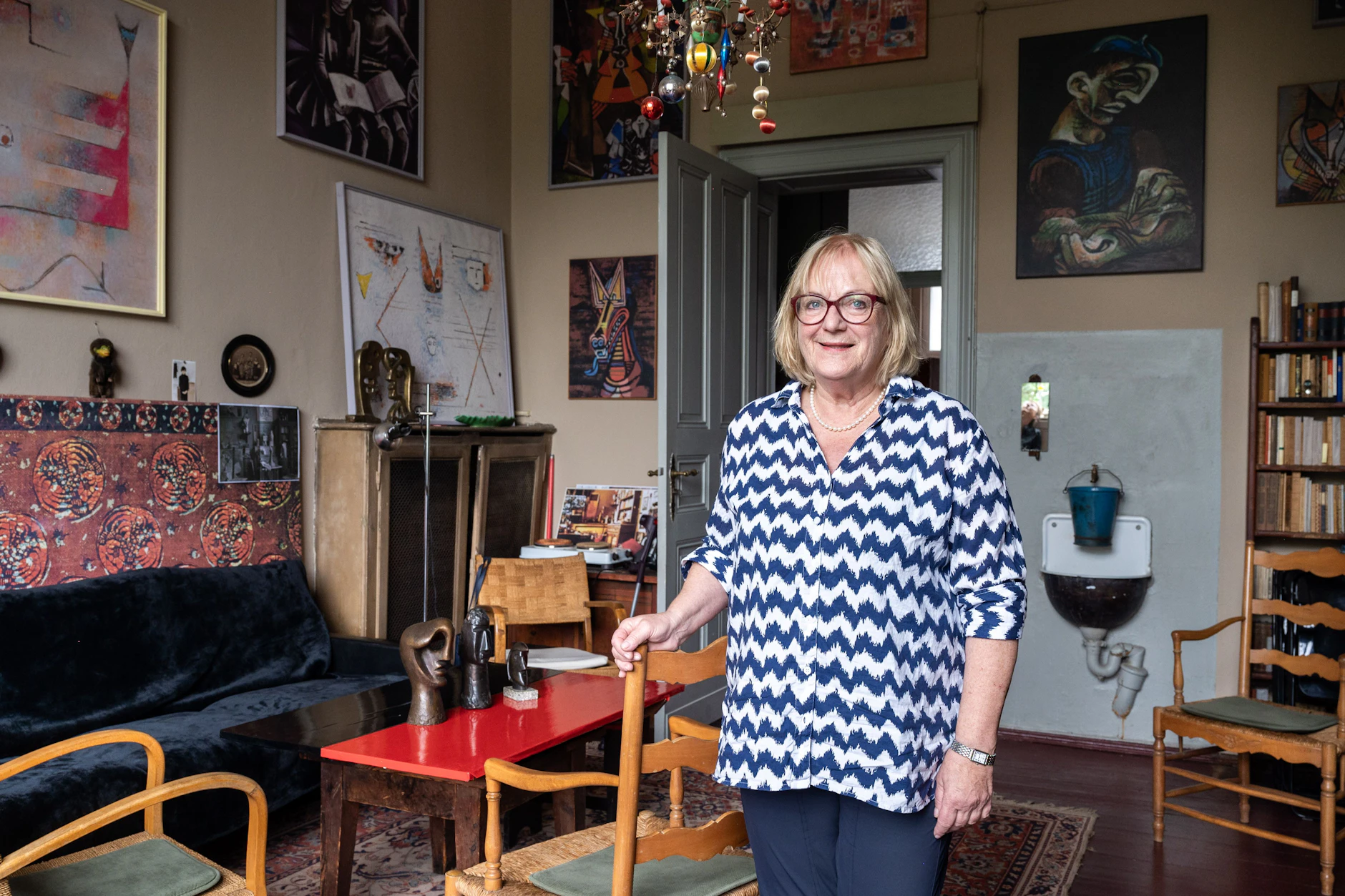 Die Kunsthistorikerin Martina Weinland im Atelier von Jeanne Mammen (1890–1976) im Dachgeschoss des Hauses Kudamm 29