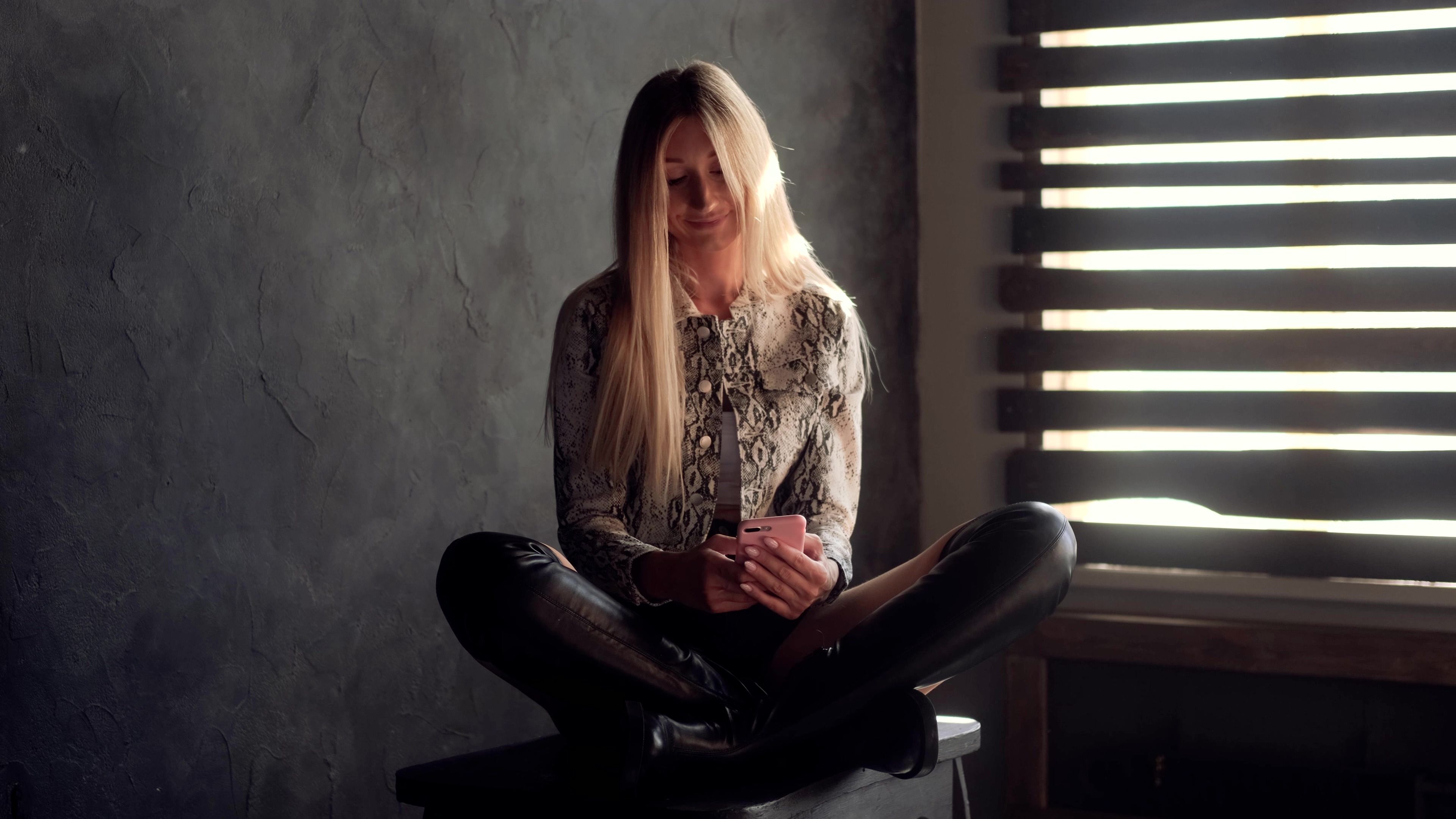 Warum auf TikTok jetzt alle „demure“ sind