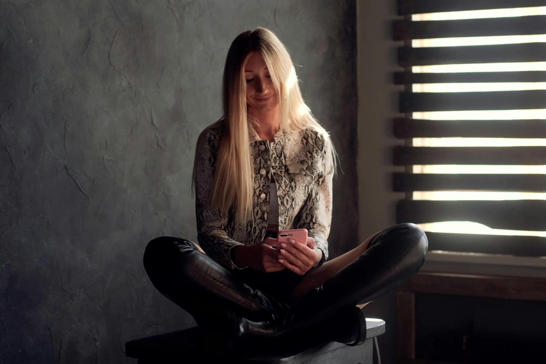 „Demure“ lässt sich mit „sittsam“ oder „nüchtern“ übersetzen und bedeutet so viel wie „zurückhaltend, bescheiden und schüchtern“.