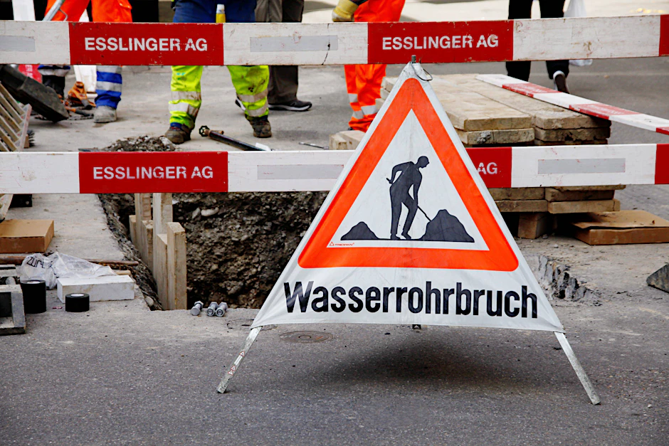 Auf der Landsberger Allee kam es am Montagvormittag zu einem Wasserrohrbuch.