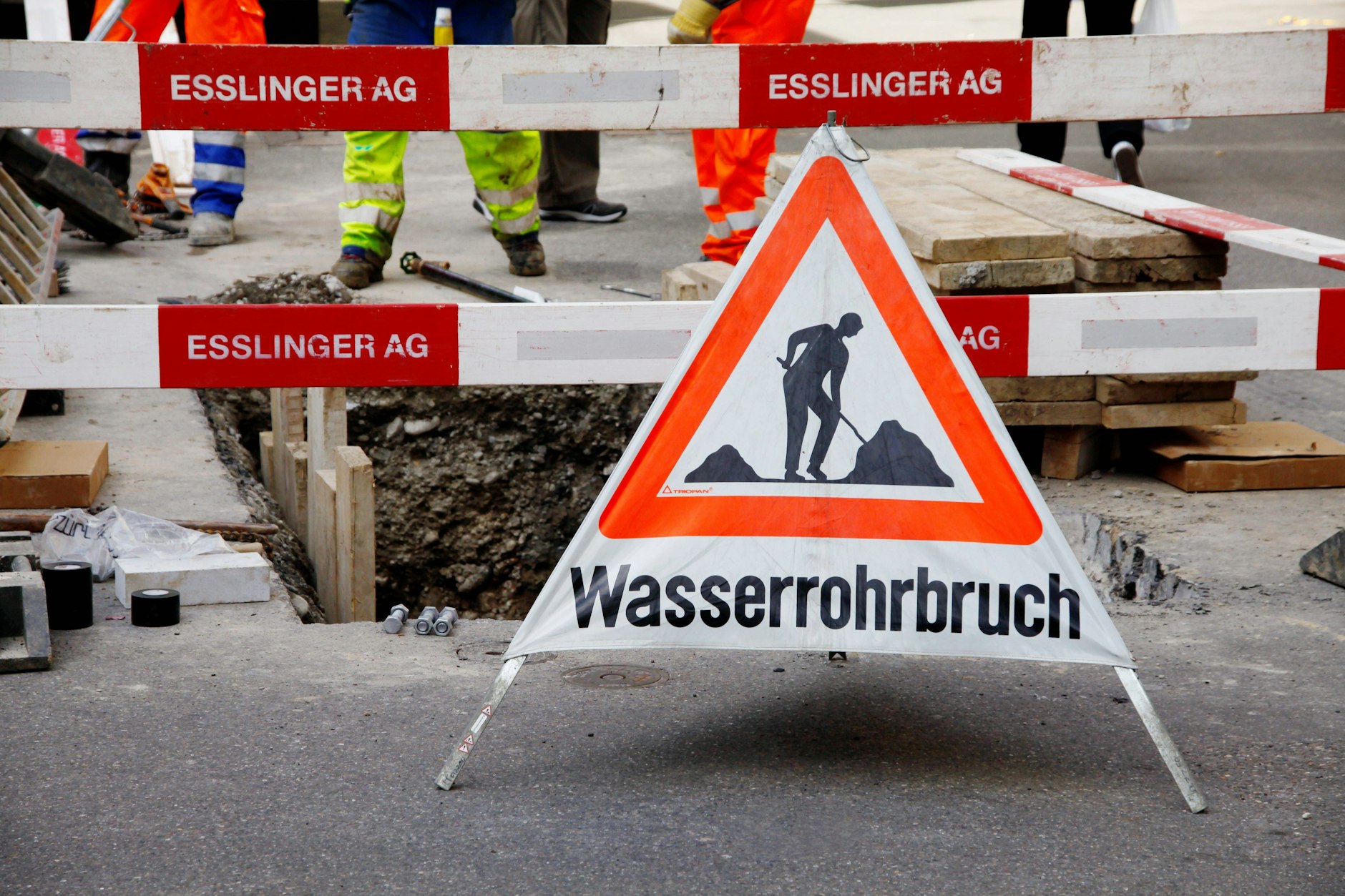 Auf der Landsberger Allee kam es am Montagvormittag zu einem Wasserrohrbuch.