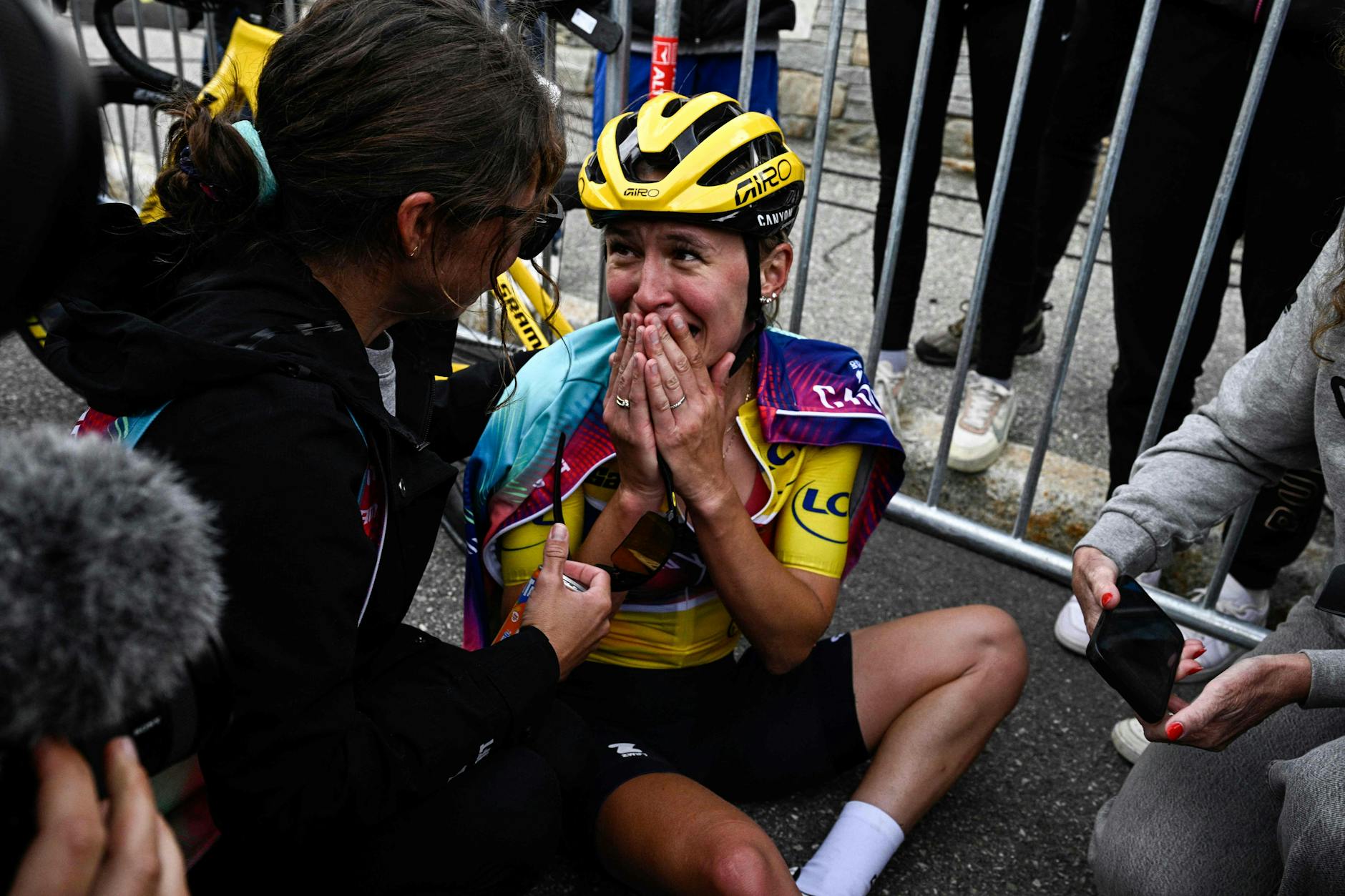 Die Polin Katarzyna Niewiadoma konnte ihr Glück über den knappen Sieg bei der Tour de France Femmes im Ziel nicht fassen.