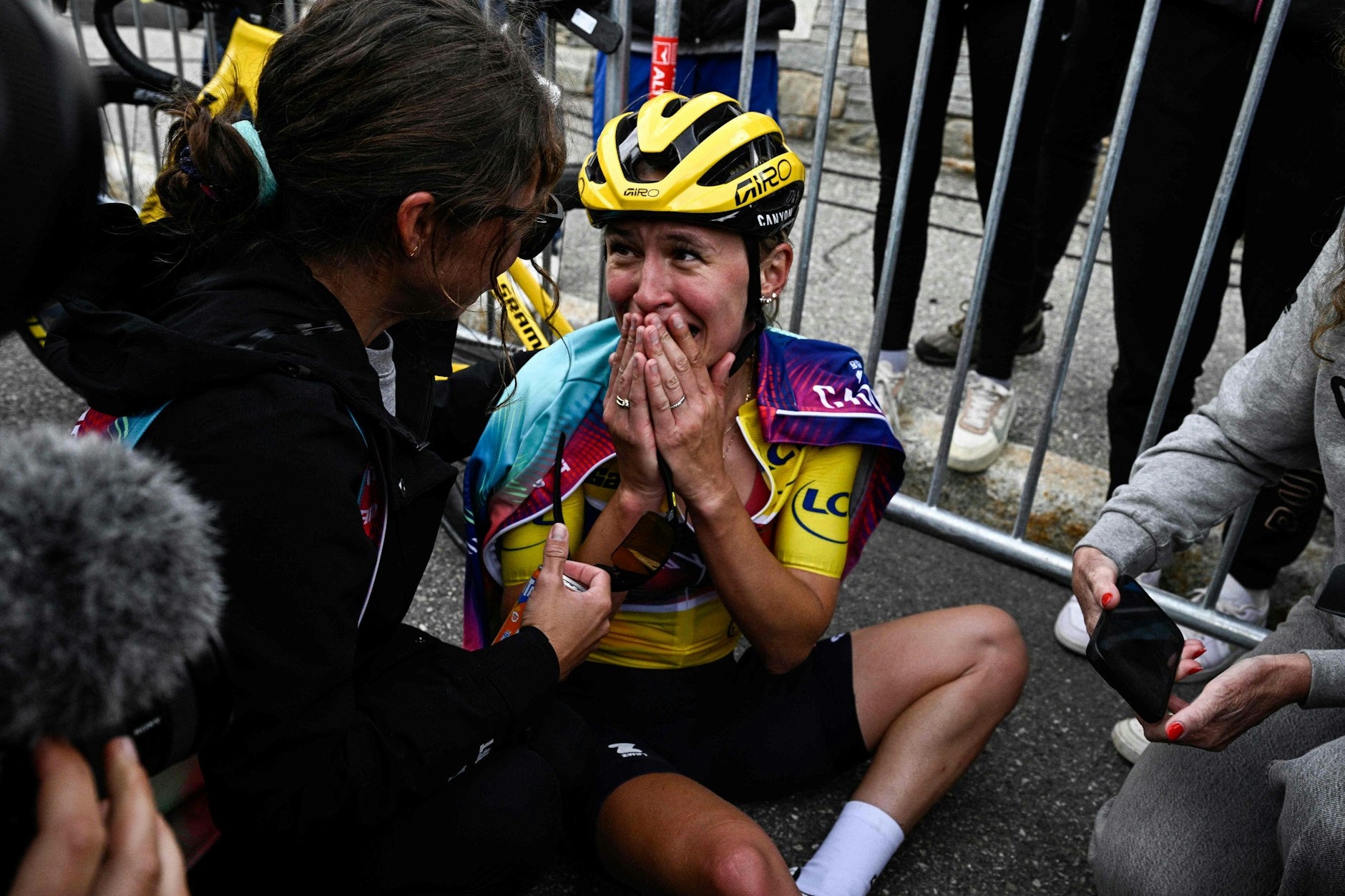 Die Polin Katarzyna Niewiadoma konnte ihr Glück über den knappen Sieg bei der Tour de France Femmes im Ziel nicht fassen.