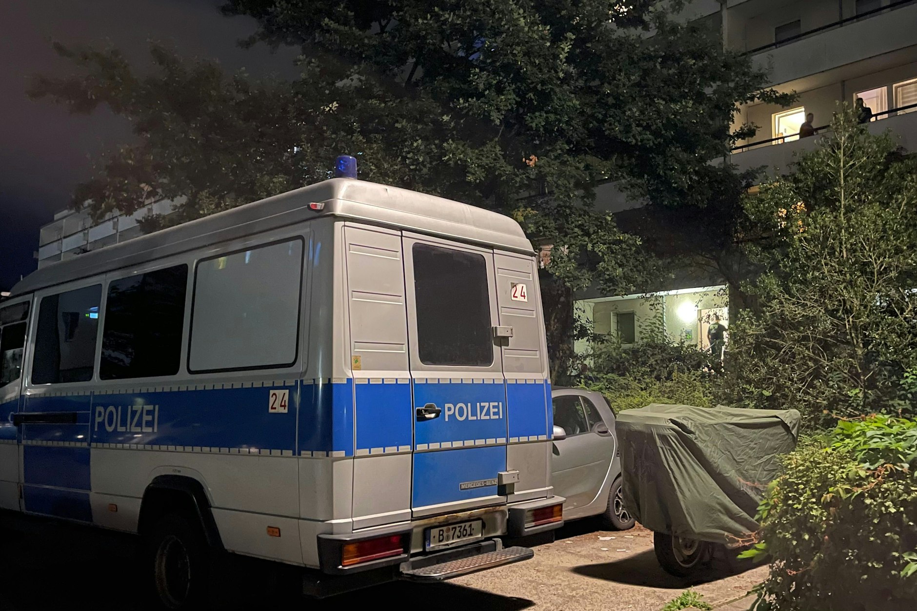 Die Berliner Polizei am Einsatzort in Marzahn