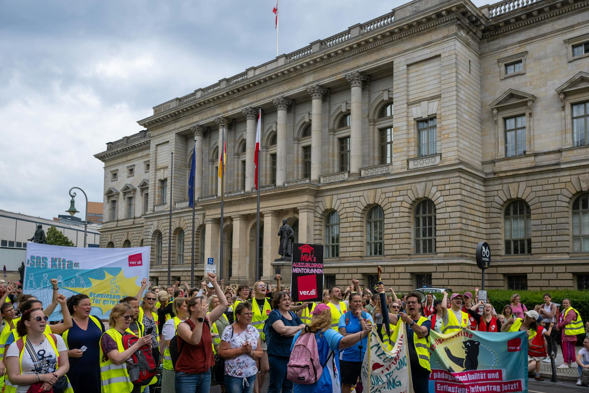 Nach mehreren Kita-Streiks in den landeseigenen Betrieben, haben hunderte Eltern ihre Kinder abgemeldet.