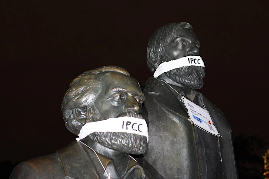 Friedrich Engel und Karl Marx geknebelt: Scientist Rebellion protestiert gegen den „politischen Populismus“.