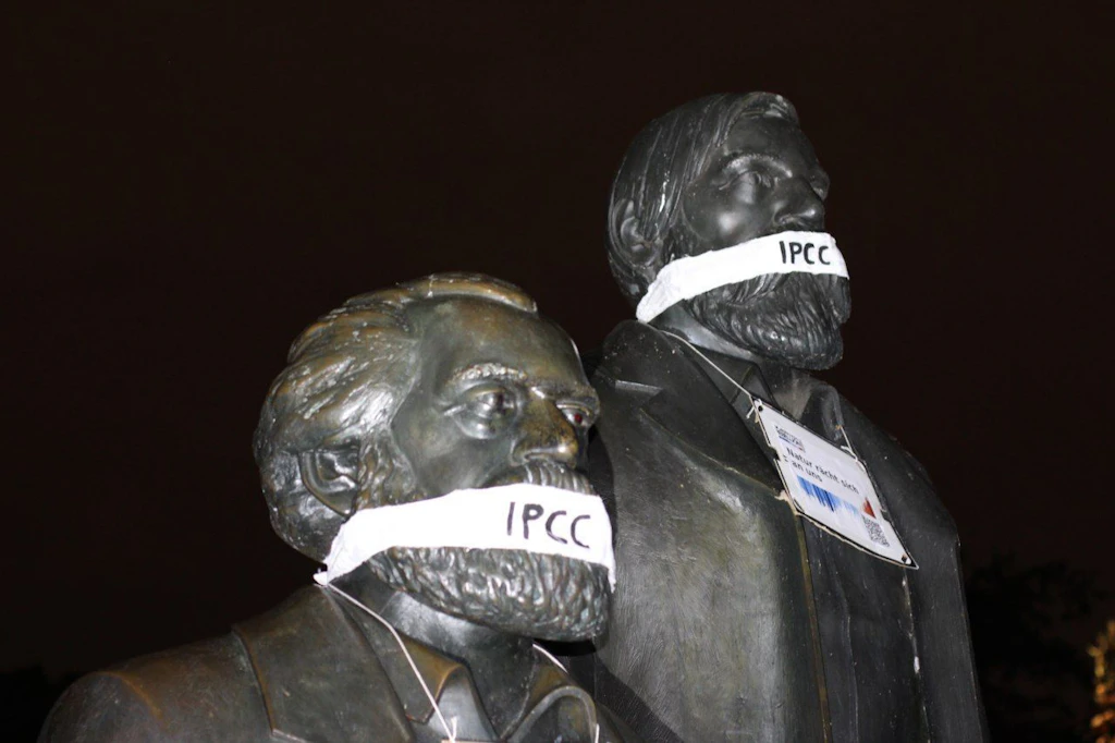 Gegen die Klima-Politik: Scientist Rebellion knebelt Berliner Statuen
