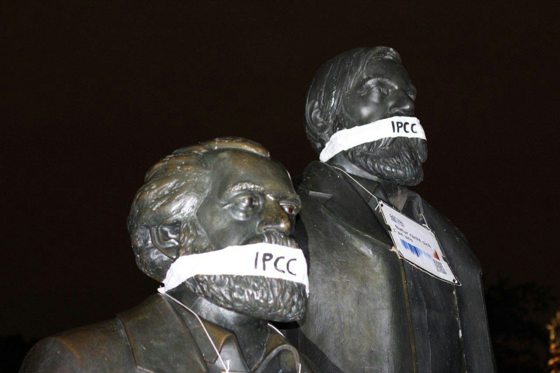 Friedrich Engel und Karl Marx geknebelt: Scientist Rebellion protestiert gegen den „politischen Populismus“.