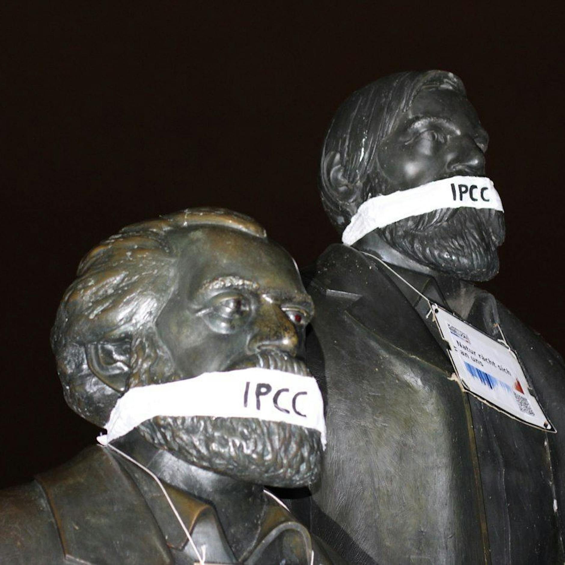 Scientist Rebellion knebelt Berliner Statuen – Aktion gegen Klima-Politik