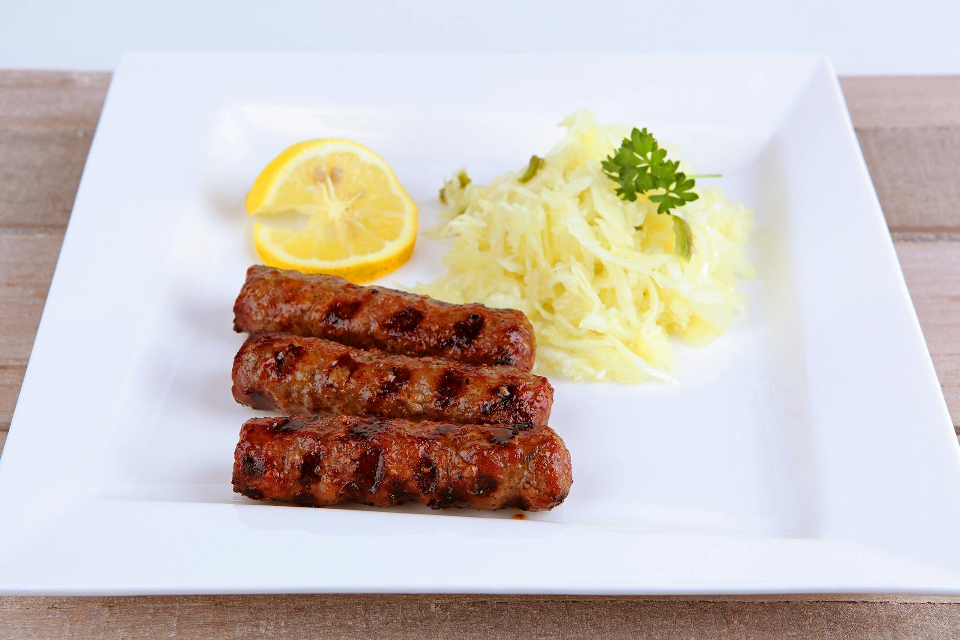 Das Rezept für Cevapcici mit Krautsalat erinnert an Urlaub - und ist so lecker.